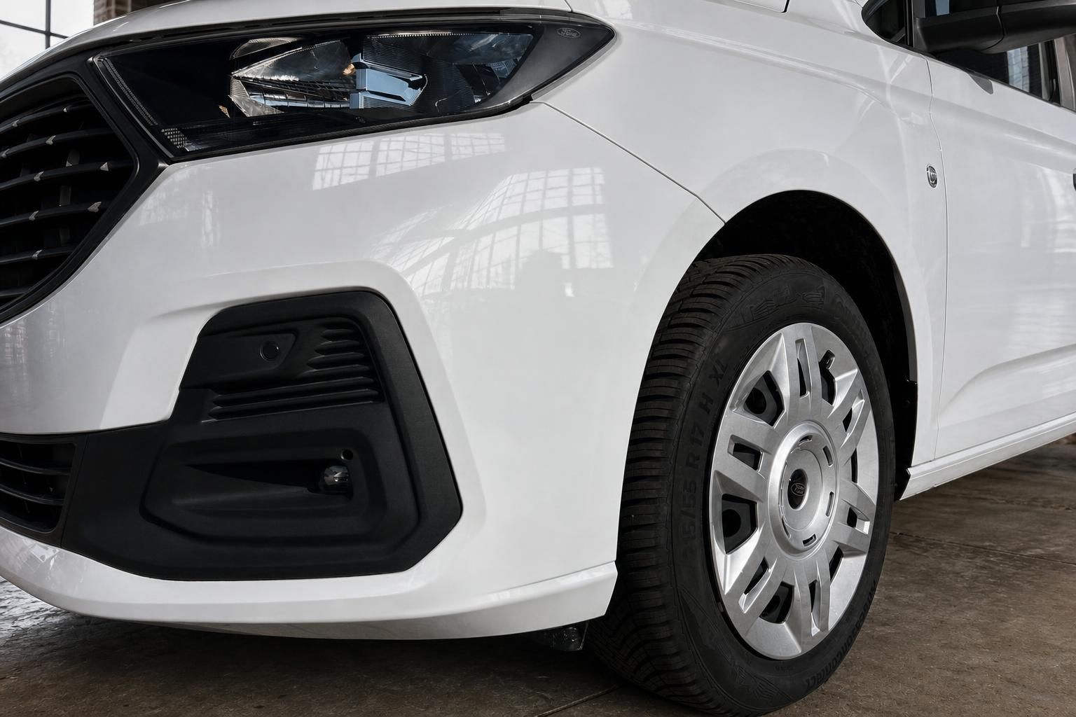 Ford Transit Custom weiß – Frontscheinwerfer, Stoßfänger und Stahlfelge Detailansicht