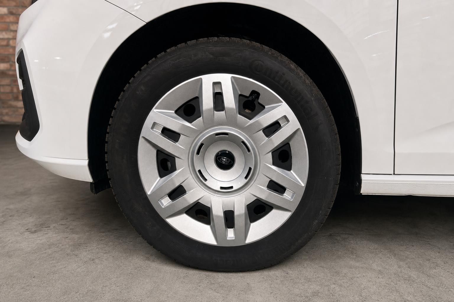 Ford Transporter weißes Stahlrad mit Continental Reifen – Detailansicht Felge