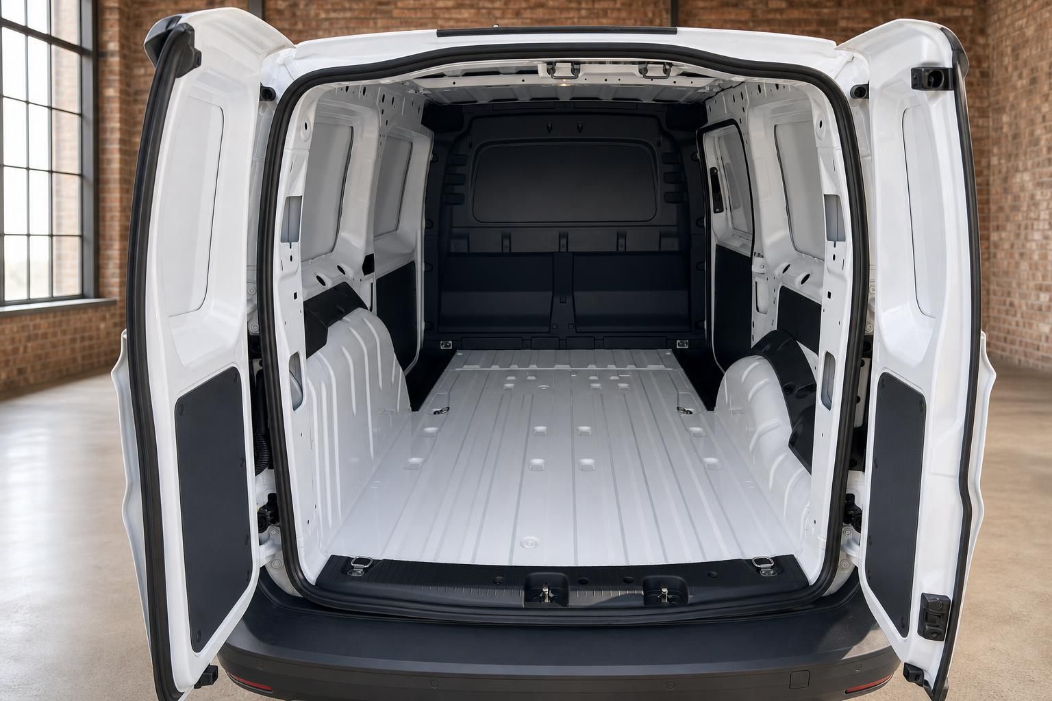 Ford Transit Custom Laderaum leer mit geöffneten Hecktüren – großes Ladevolumen