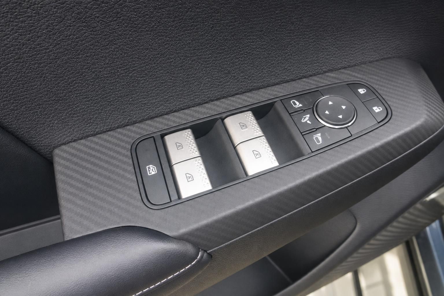 Mitsubishi Outlander PHEV Fahrerseite Türverkleidung Fensterheber und Spiegelverstellung
