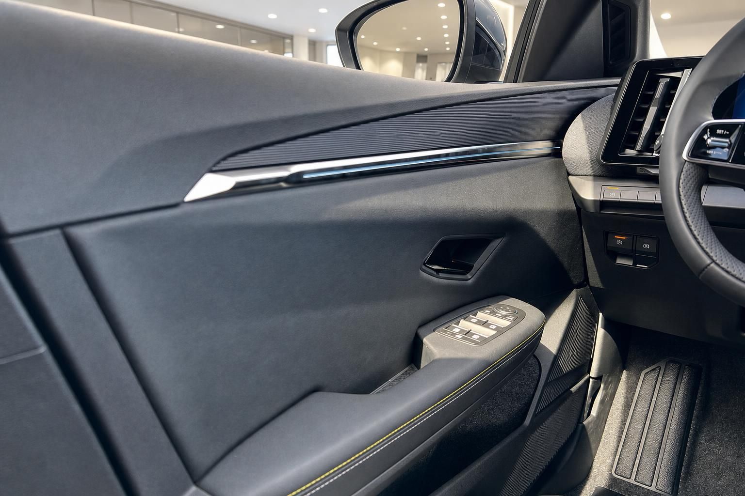 Renault Fahrzeuginnenraum Fahrertür-Verkleidung mit Fensterheber und Ambientebeleuchtung