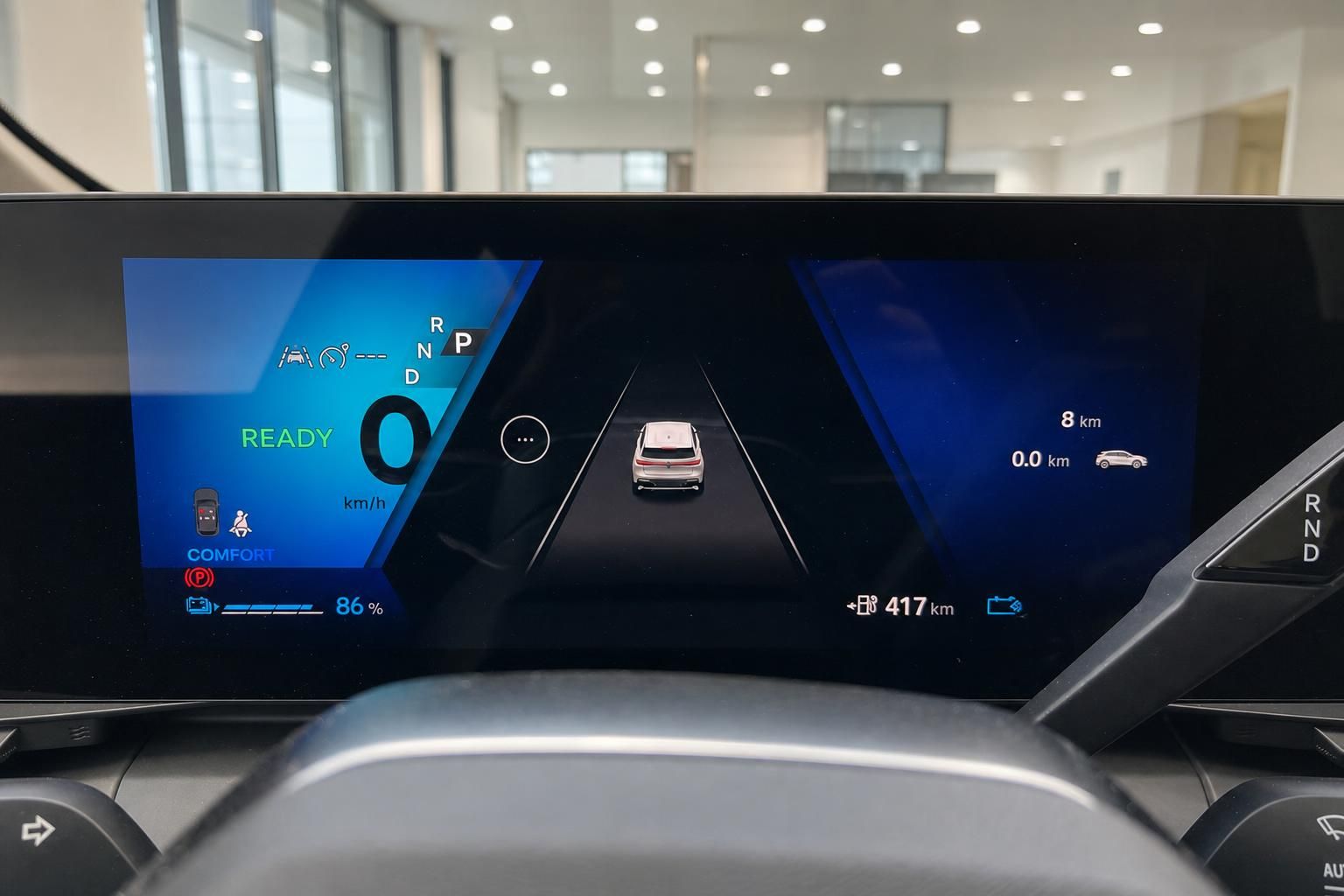Digitales Kombiinstrument Innenraum – Display mit Fahrerassistenzsystem und Reichweitenanzeige