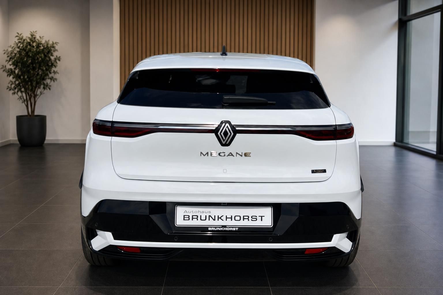 Renault Megane E-Tech Elektro weiss Heckansicht im Autohaus Brunkhorst