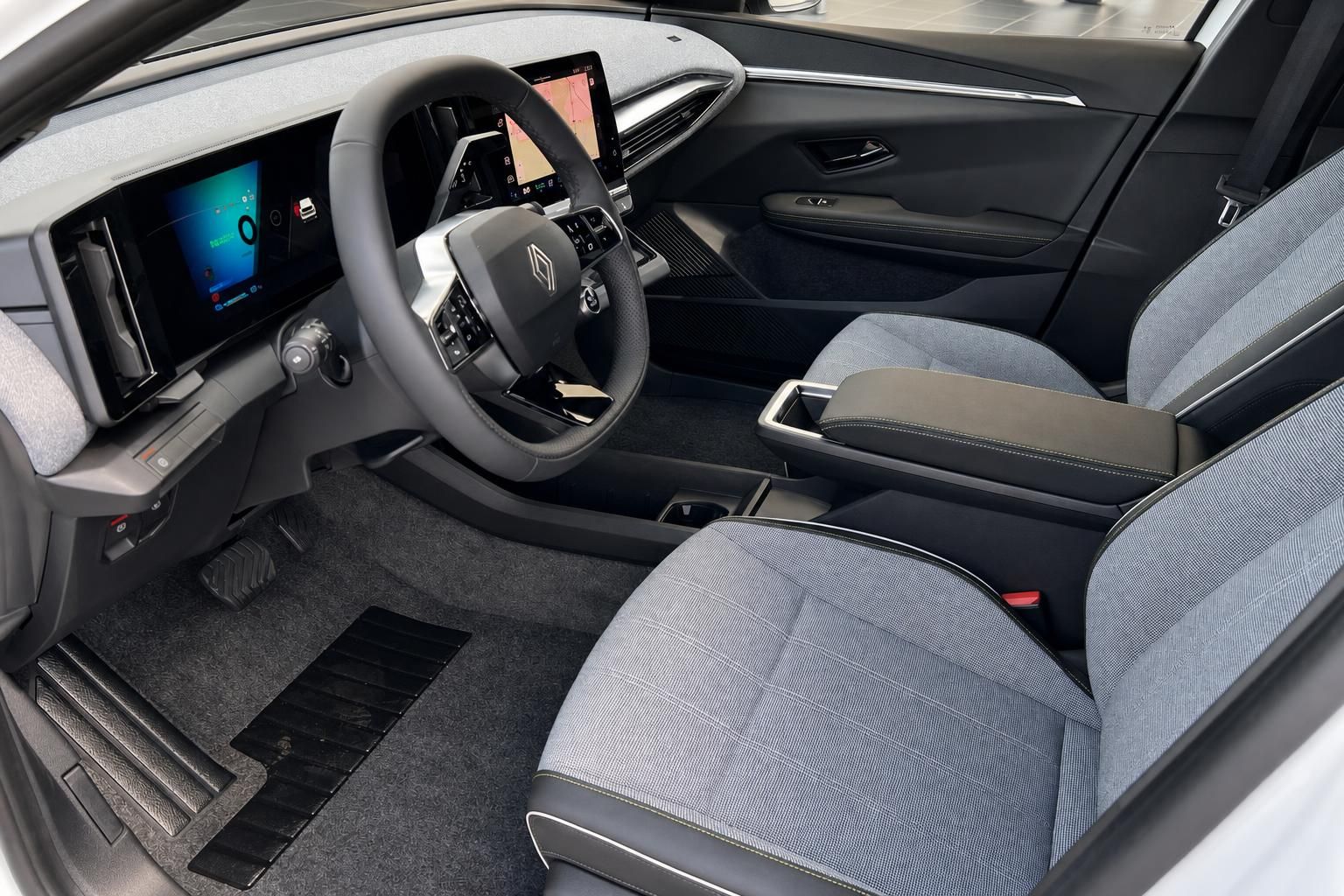 Renault Megane E-Tech Innenraum Cockpit Lenkrad Sitze grau Digitalanzeige