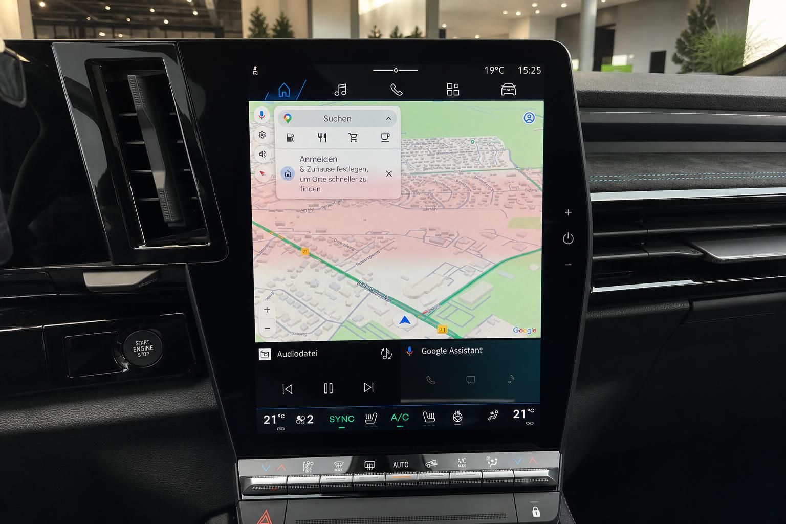 Infotainment Touchscreen mit Navigation und Klimasteuerung im Fahrzeug