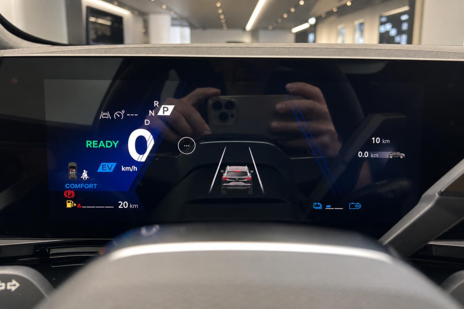 Digitales Kombiinstrument eines Elektrofahrzeugs mit Ready-Anzeige