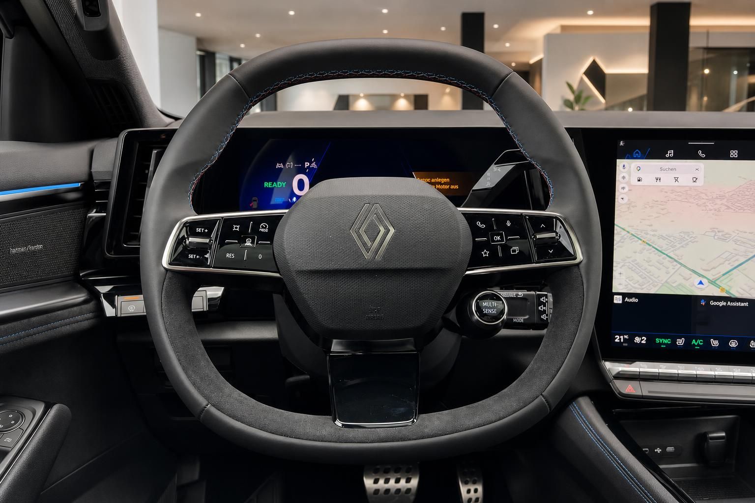 Renault Lenkrad mit Multifunktionstasten und digitalem Cockpit im Innenraum