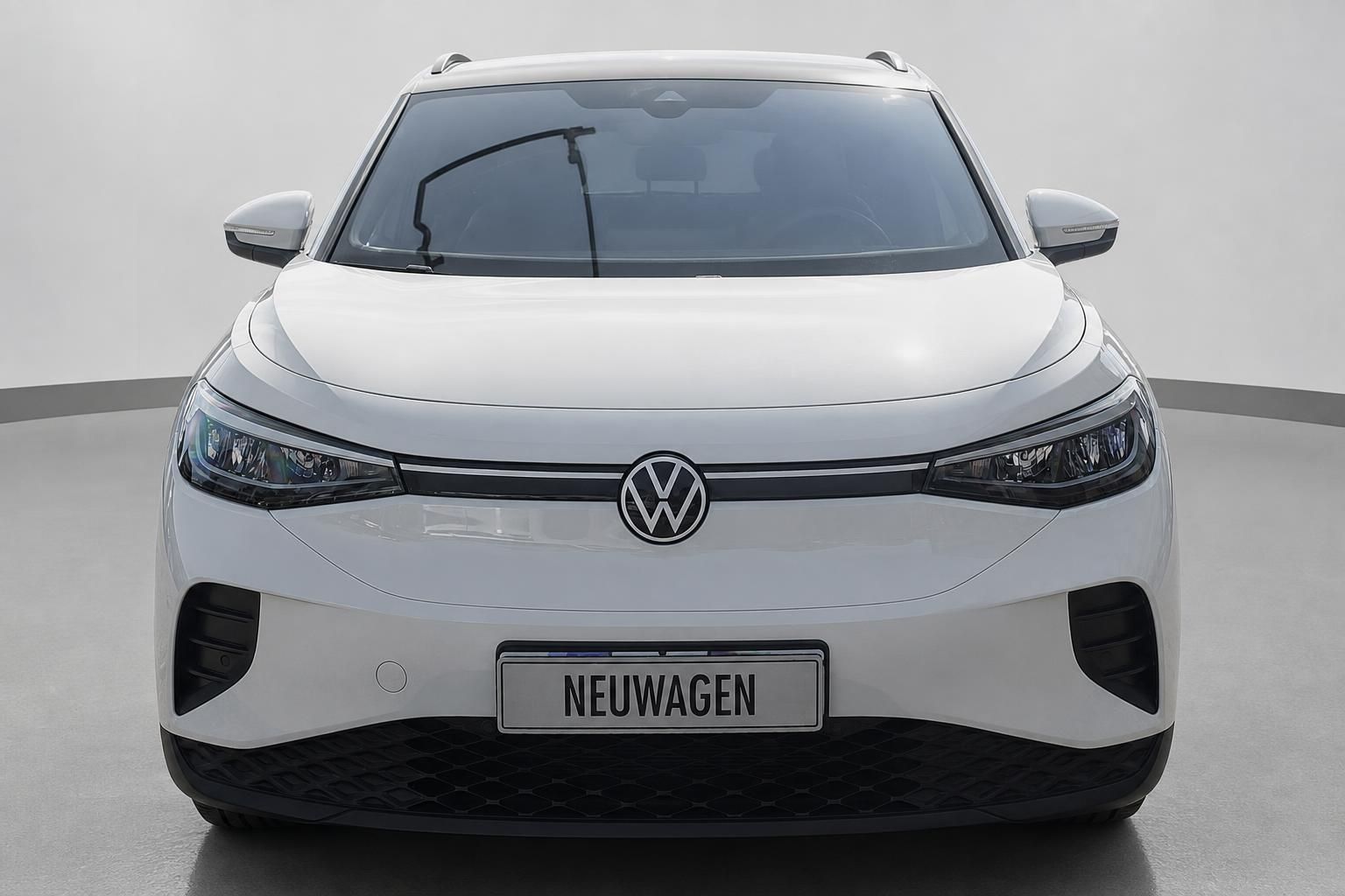 VW ID.4 weiß Frontansicht Elektro-SUV im Studio