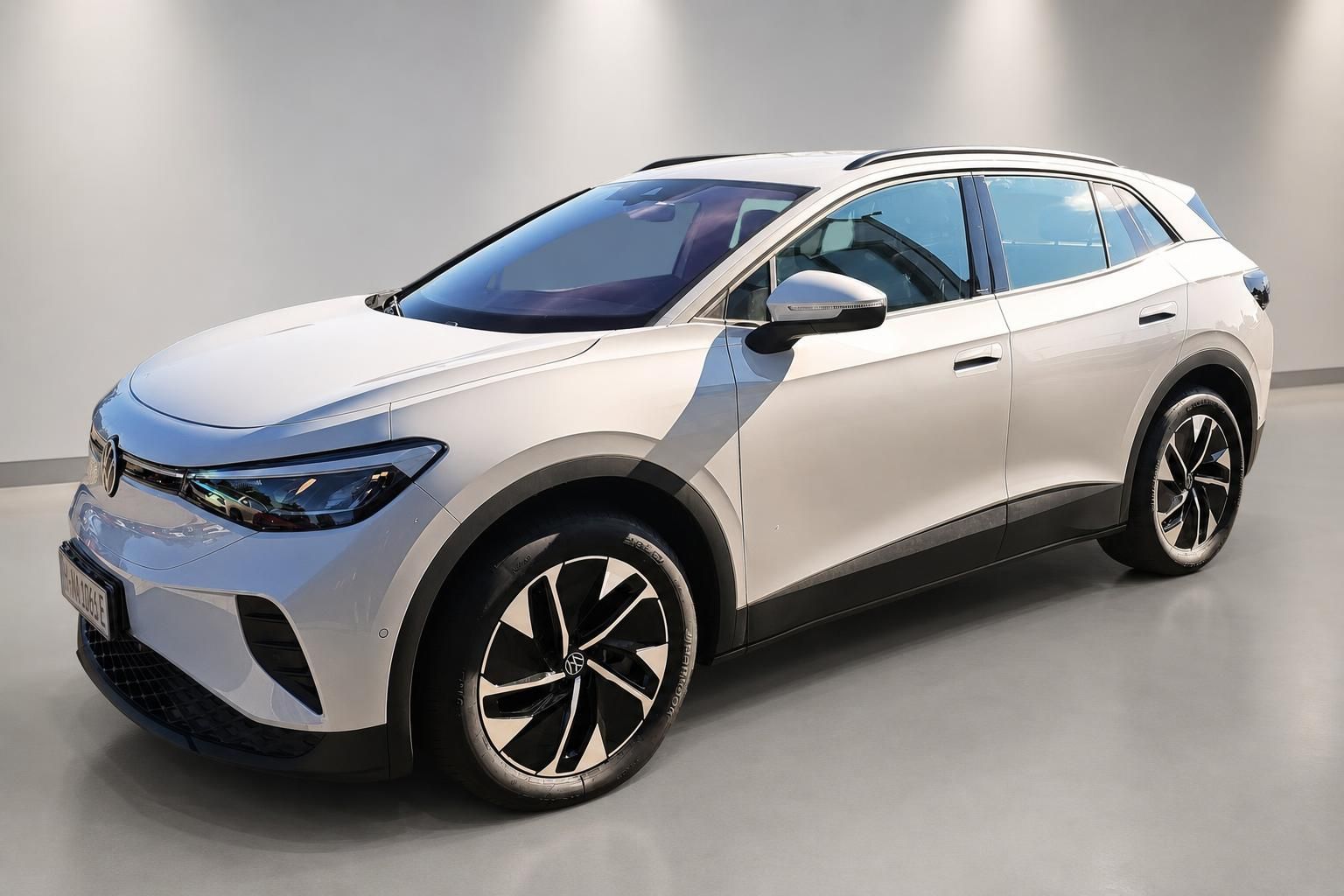 VW ID.4 weiß Elektro-SUV Frontansicht schräg Halle