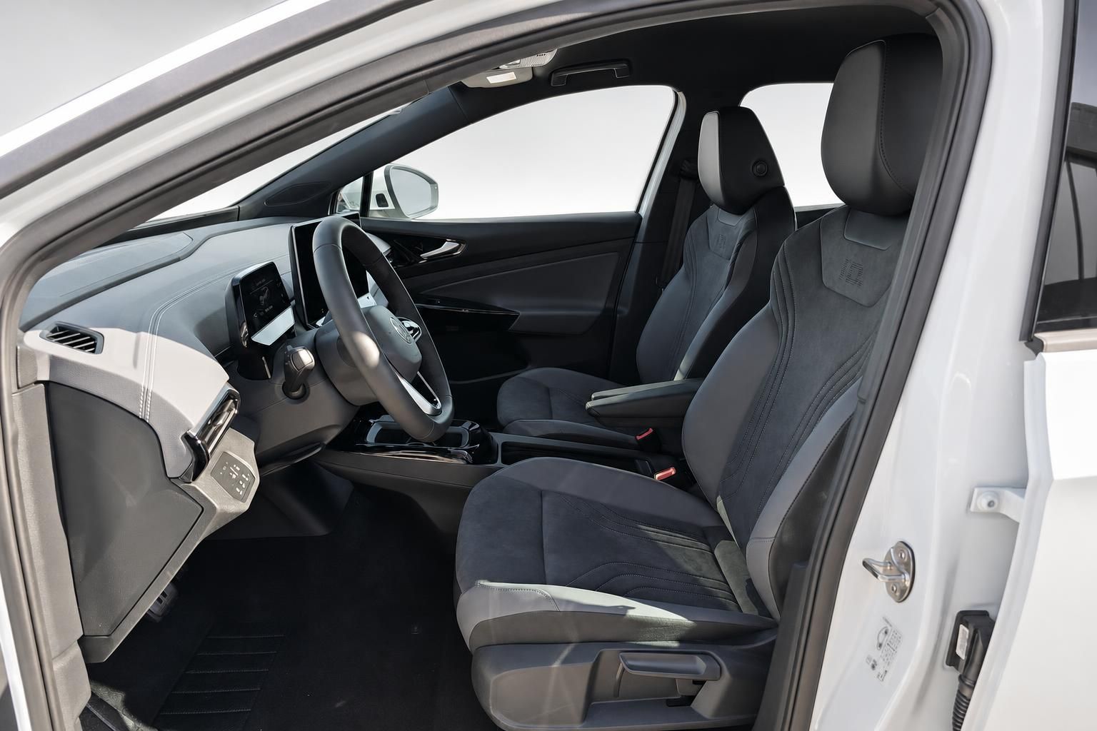 VW Innenraum mit Vordersitzen und Cockpit in Schwarz-Grau
