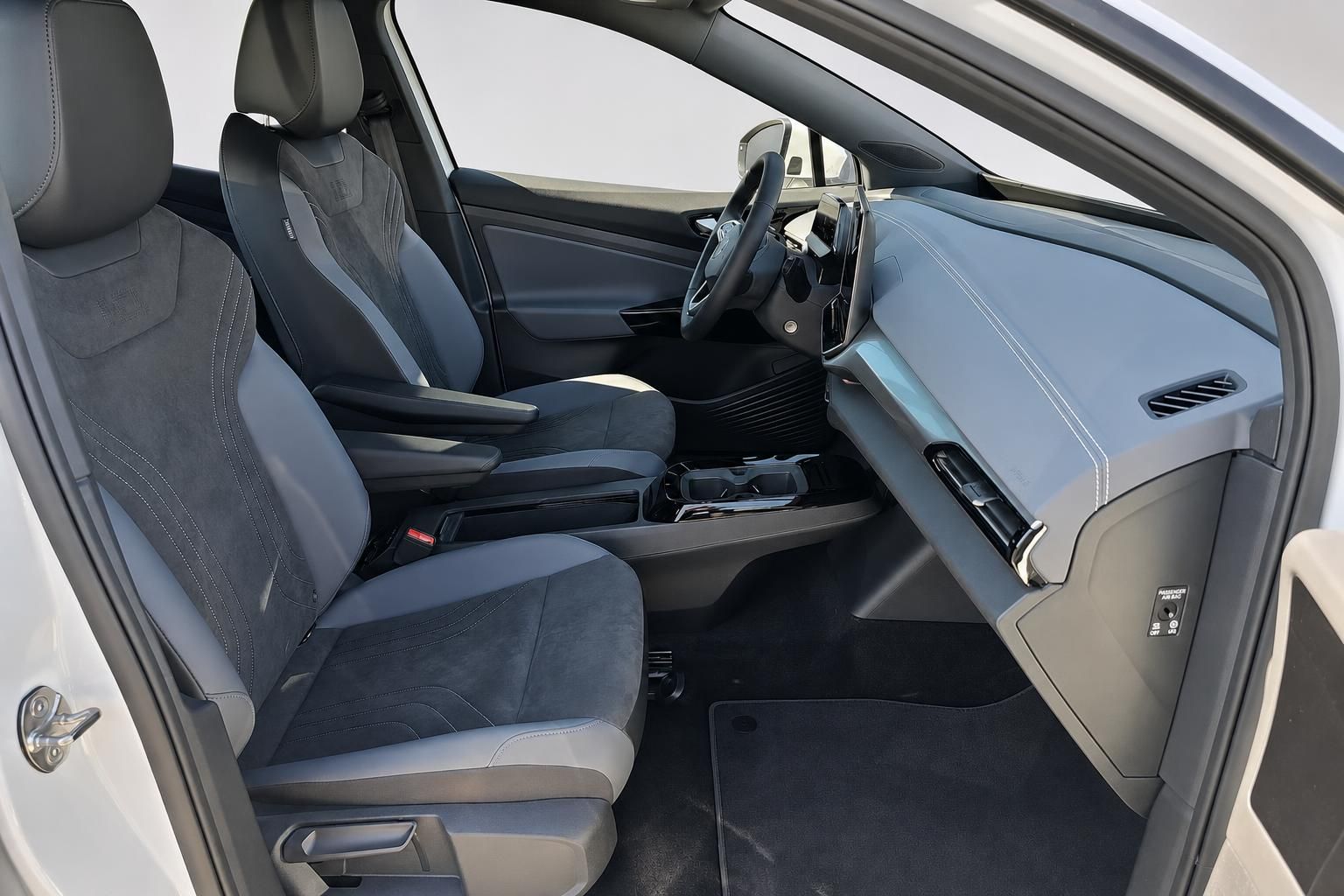 Blick in den Innenraum eines VW mit Sitzen und Armaturenbrett