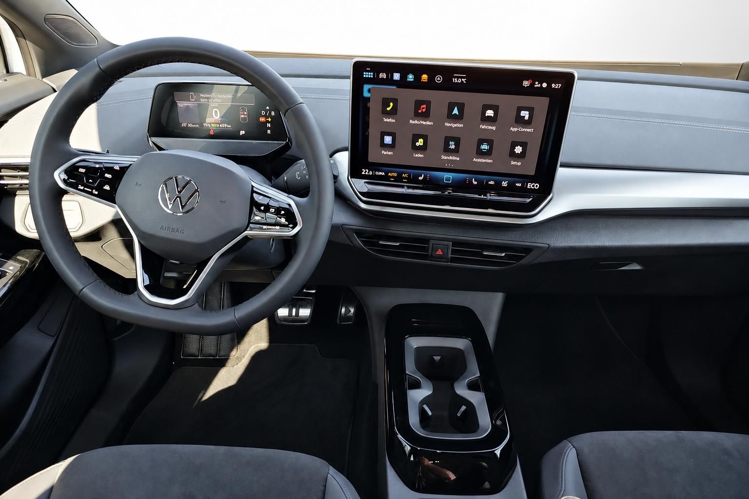 VW Cockpit mit Lenkrad, Digitaltacho und Infotainment-Display