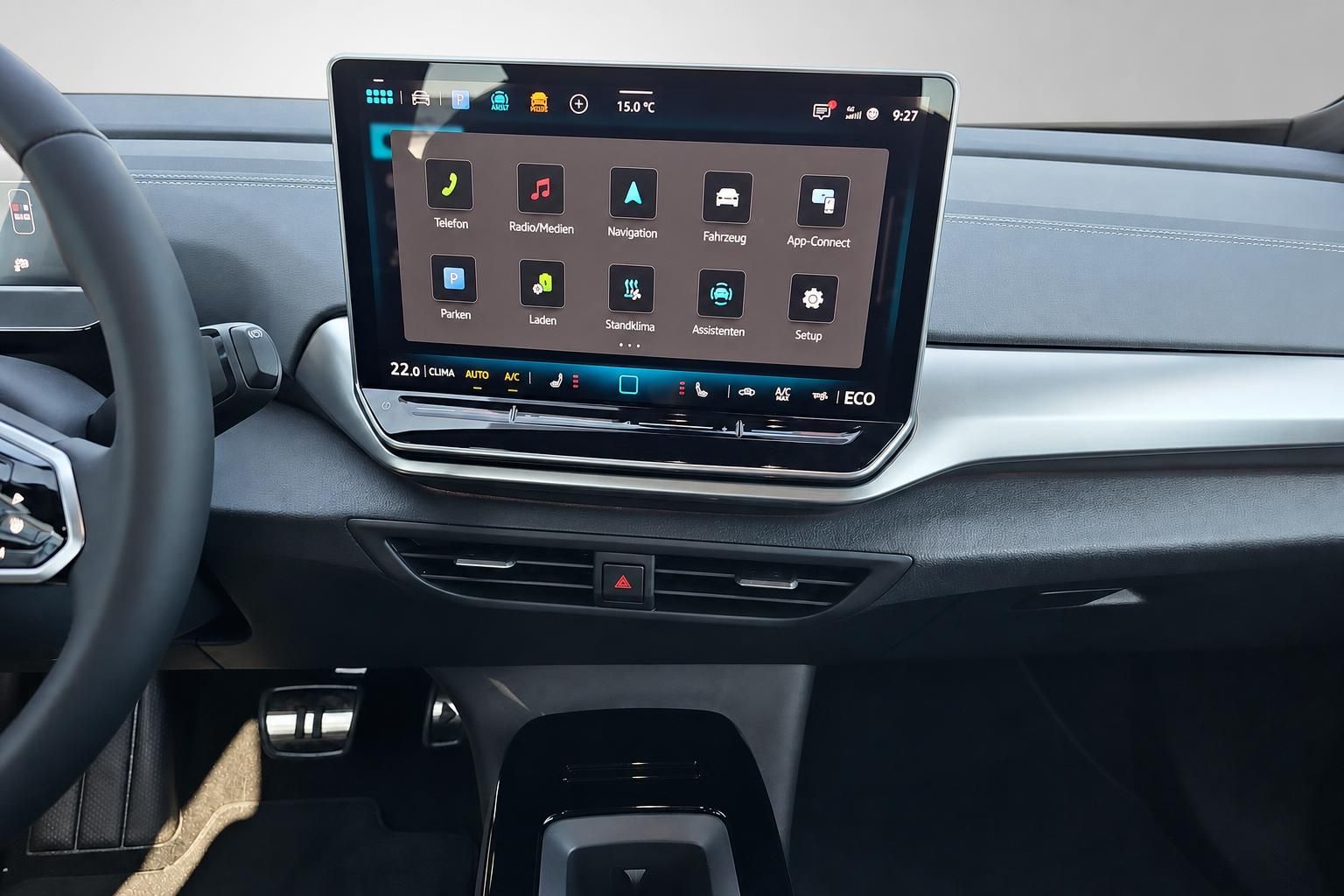 Nahaufnahme des Infotainment-Touchscreens im VW Cockpit
