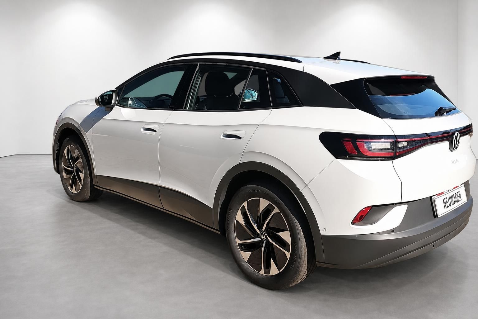 VW ID.4 weiß Heckansicht seitlich Elektro-SUV