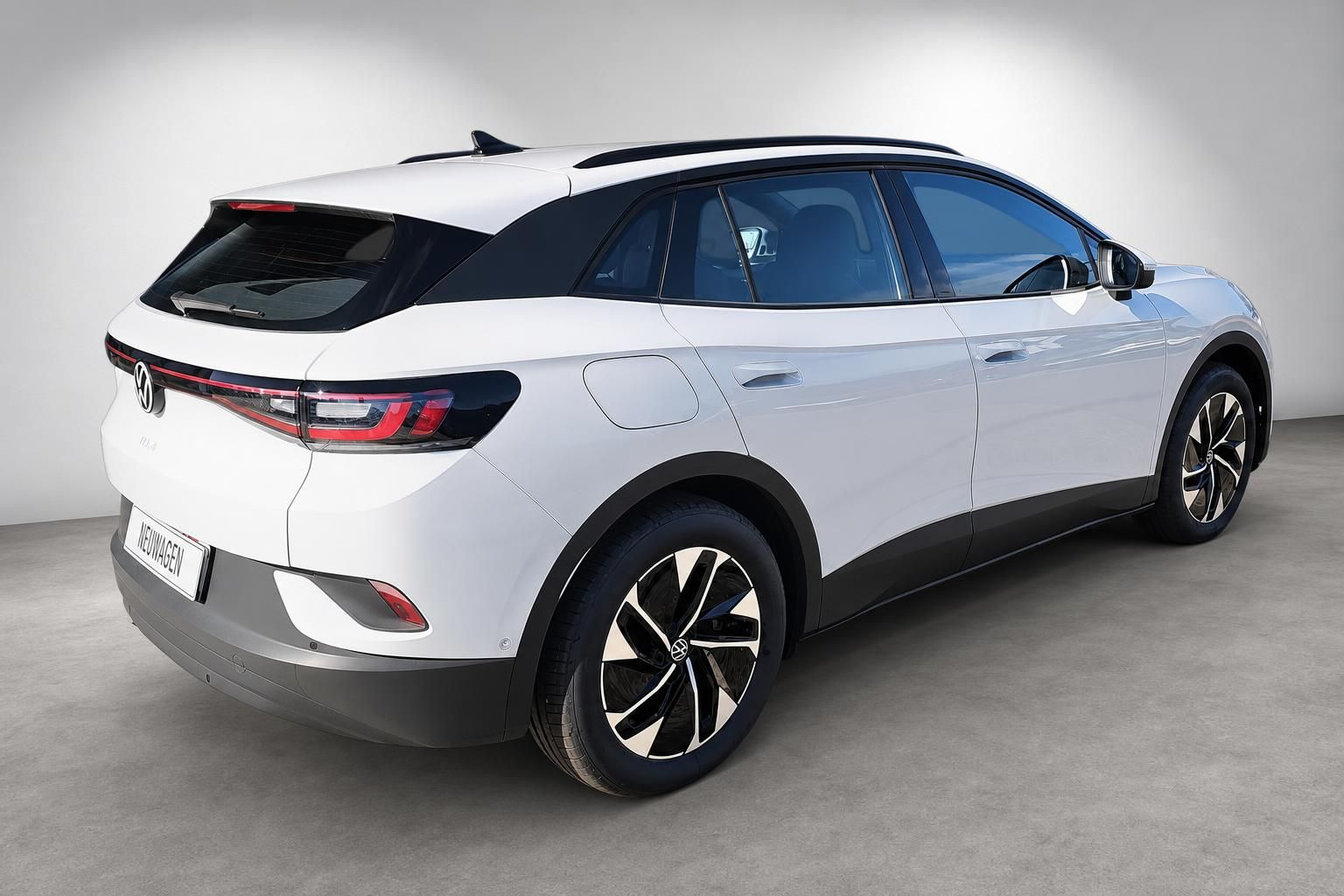 VW ID.4 weiß Heckansicht Elektro-SUV im Studio