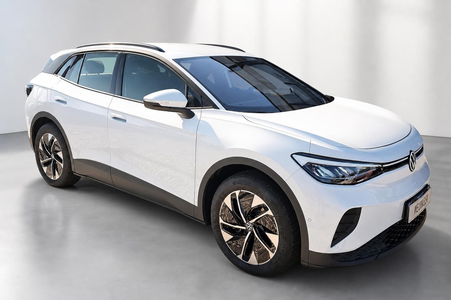 VW ID.4 weiß Frontansicht schräg Elektro-SUV Studio
