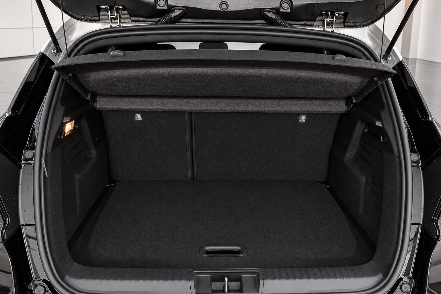 Geräumiger Kofferraum eines SUV mit schwarzer Teppichverkleidung und geöffneter Heckklappe