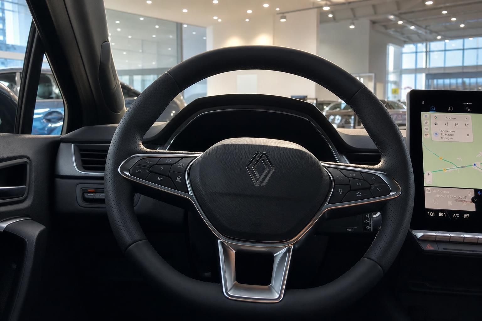 Renault Lenkrad mit Multifunktionstasten und Navigationsdisplay im Autohaus
