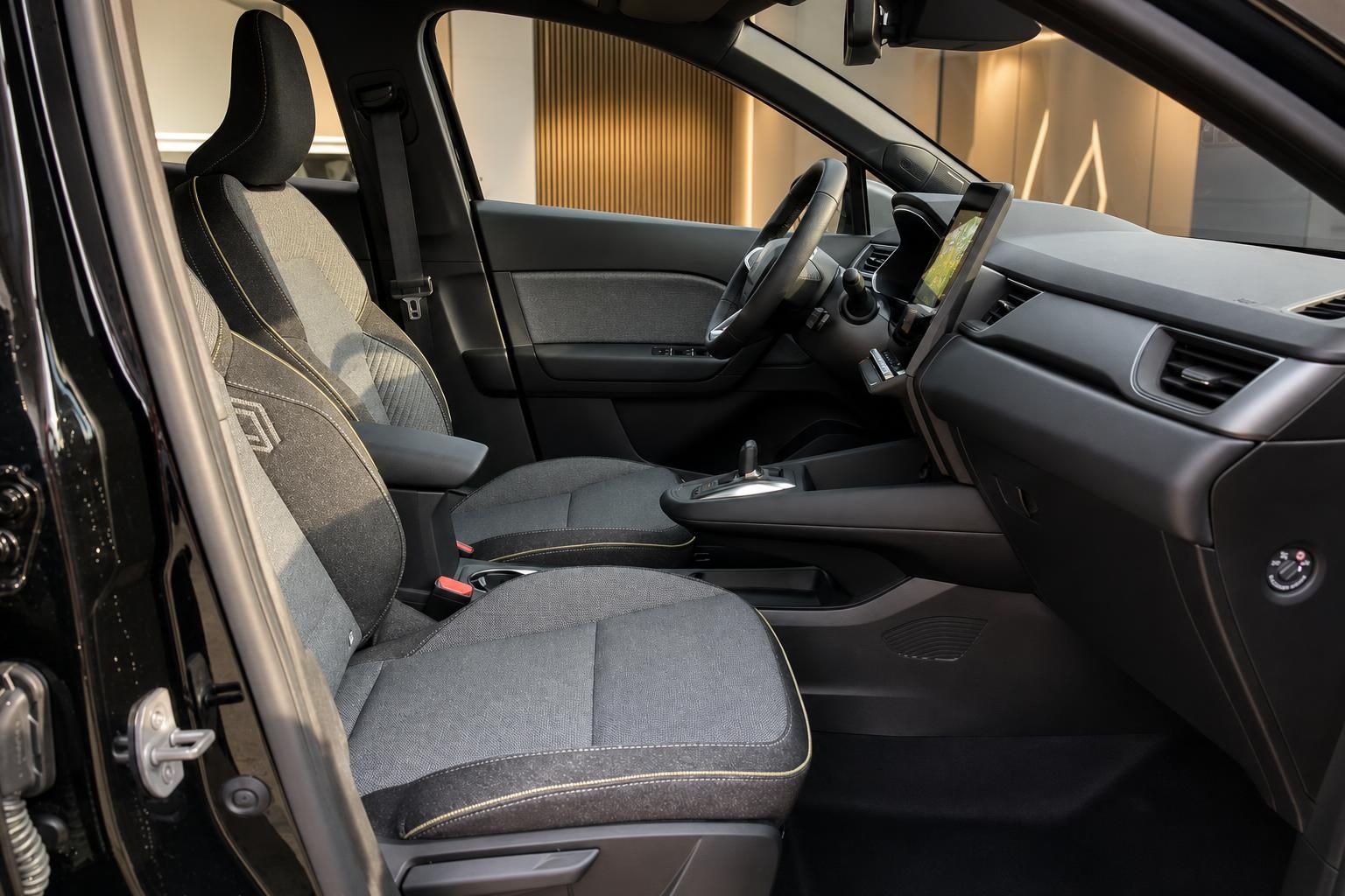 Renault Innenraum Vordersitze grau mit gelben Ziernähten und Touchscreen-Display