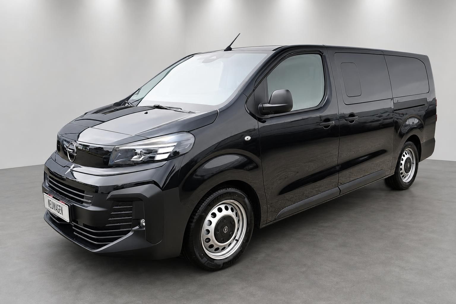 Opel Vivaro schwarz Kastenwagen Frontansicht im Studio