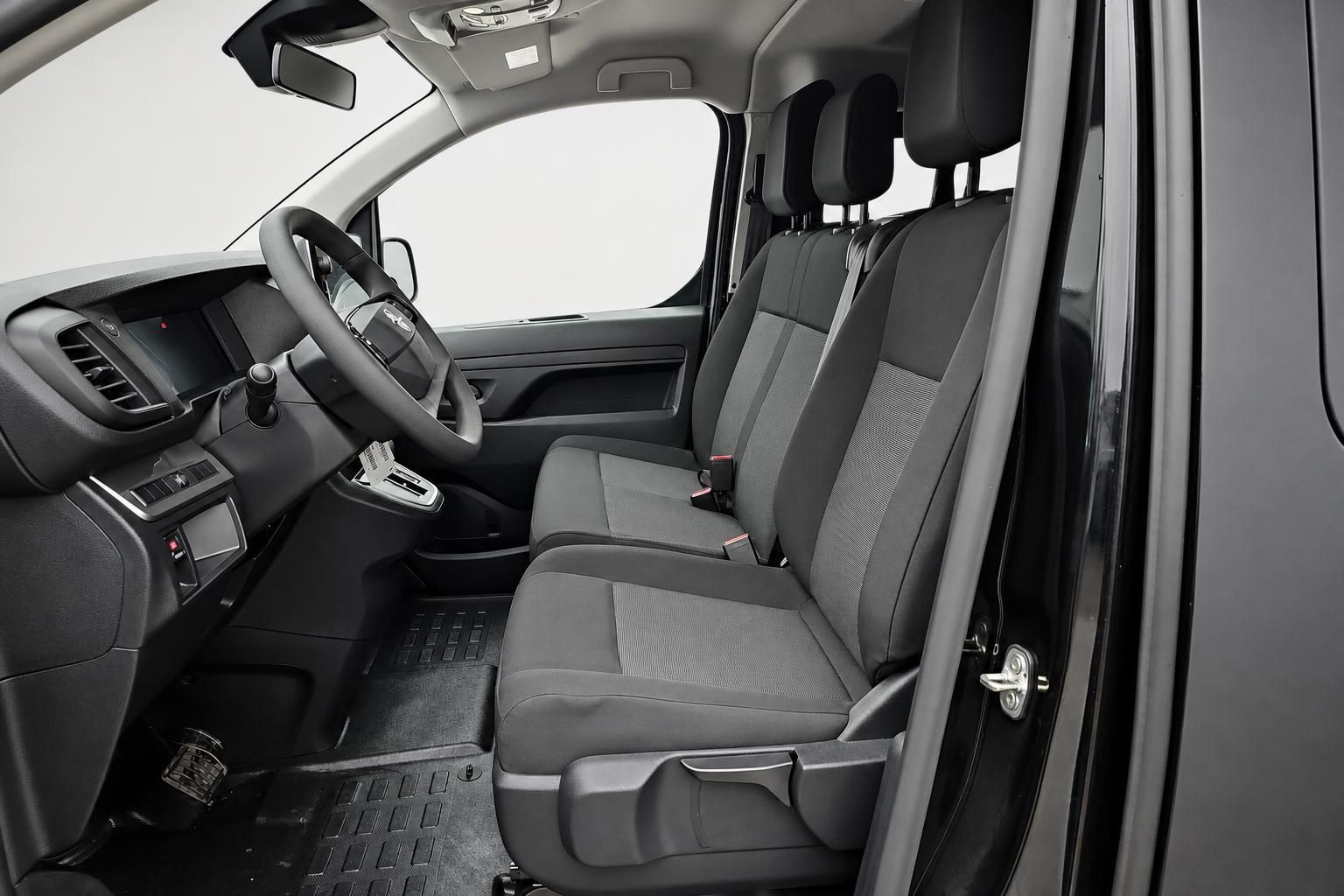 Opel Vivaro Fahrersitz und Armaturenbrett Innenansicht