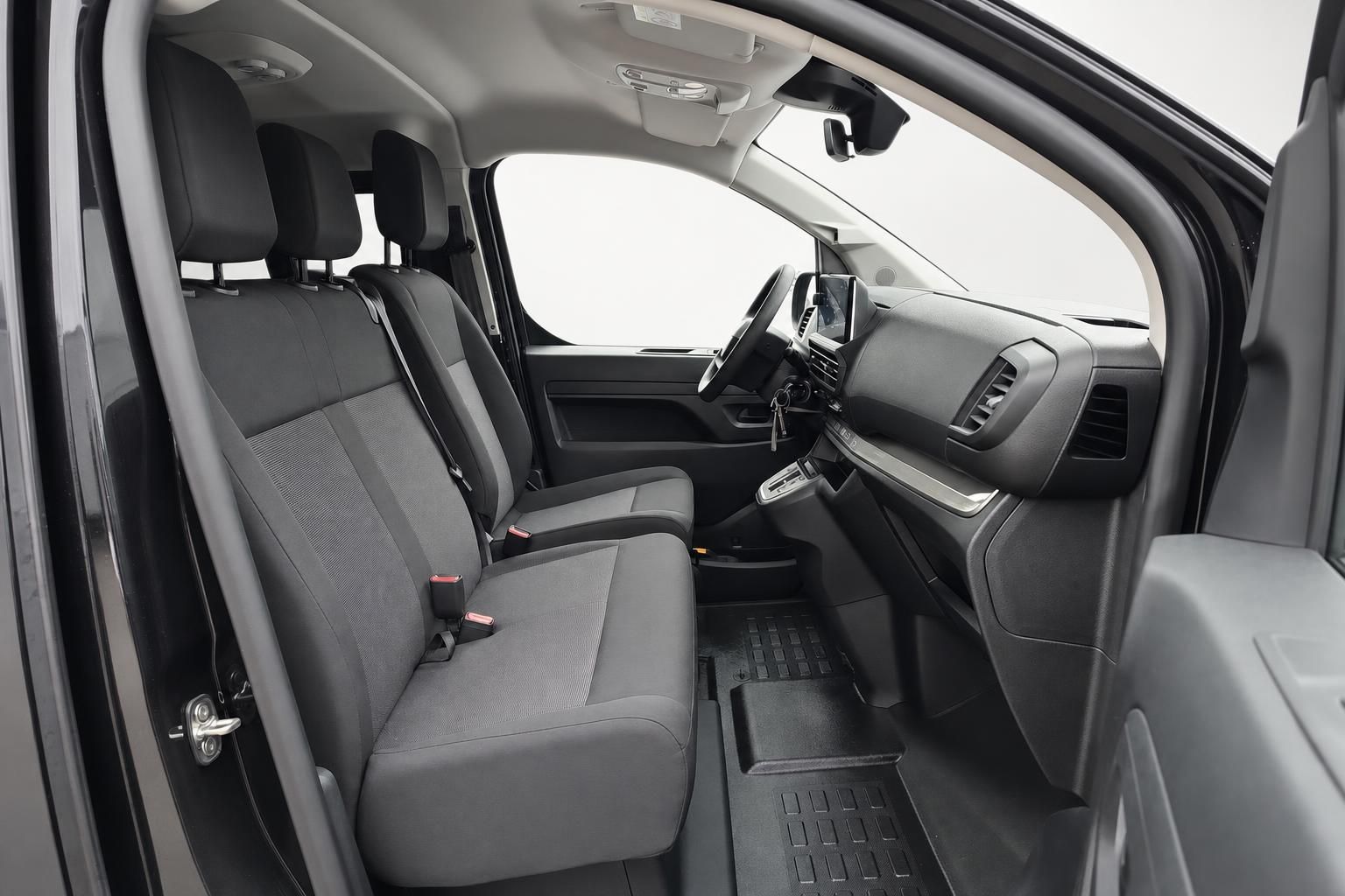 Opel Vivaro Innenraum Vordersitze und Cockpit Ansicht