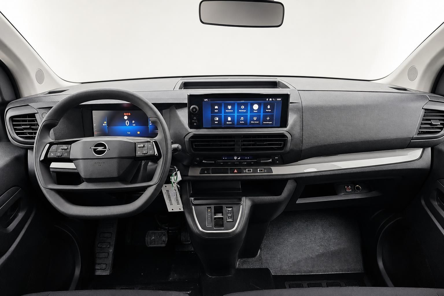 Opel Vivaro Cockpit mit Lenkrad und Touchscreen Display