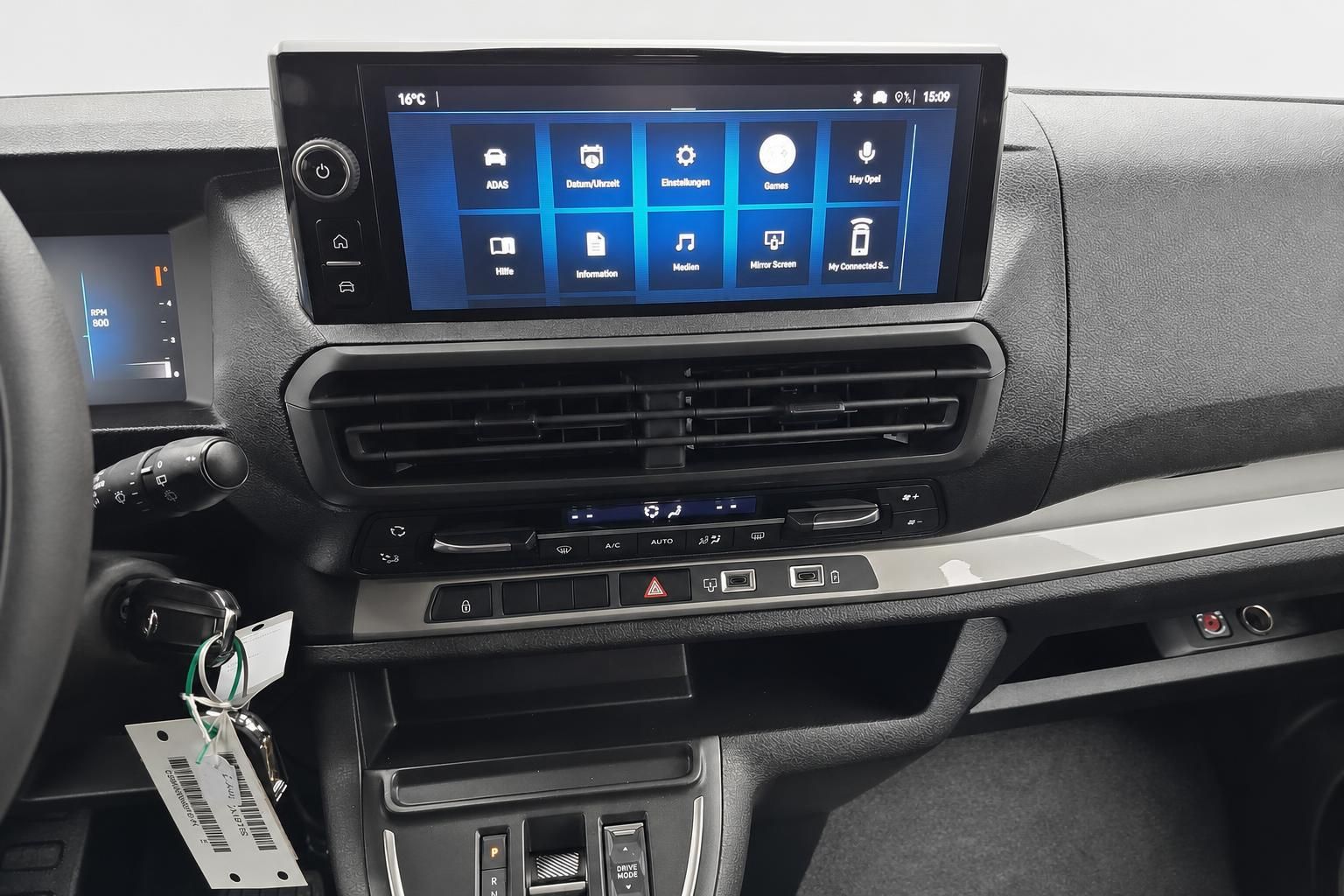 Opel Vivaro Infotainment Touchscreen und Mittelkonsole Detail