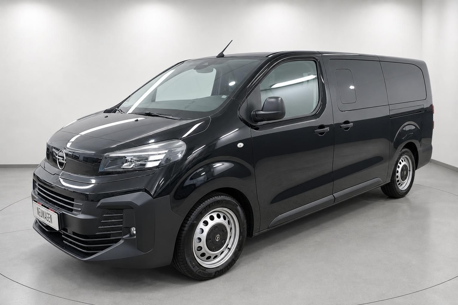 Opel Vivaro schwarz Dreiviertelansicht vorne Neuwagen Transporter