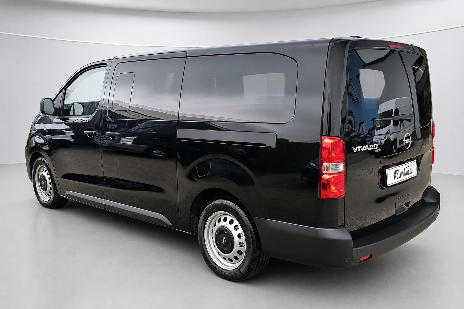 Opel Vivaro schwarz Heckansicht Neuwagen Transporter