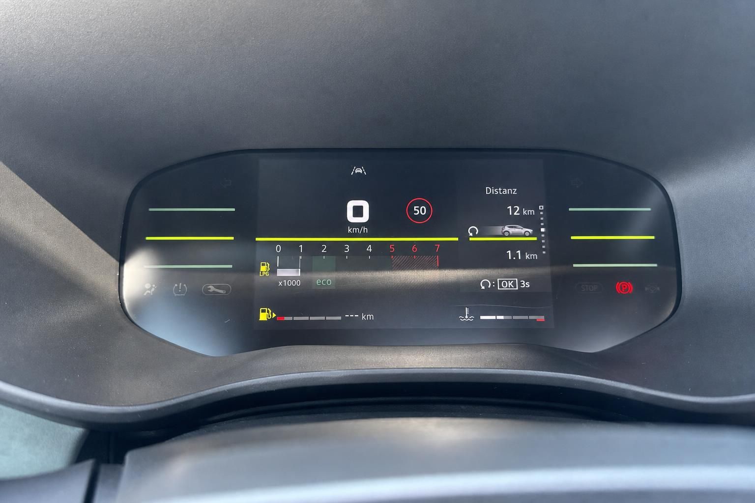 Digitales Kombiinstrument mit Tacho, Distanzanzeige und Fahrerassistenzsystemen im Auto-Cockpit