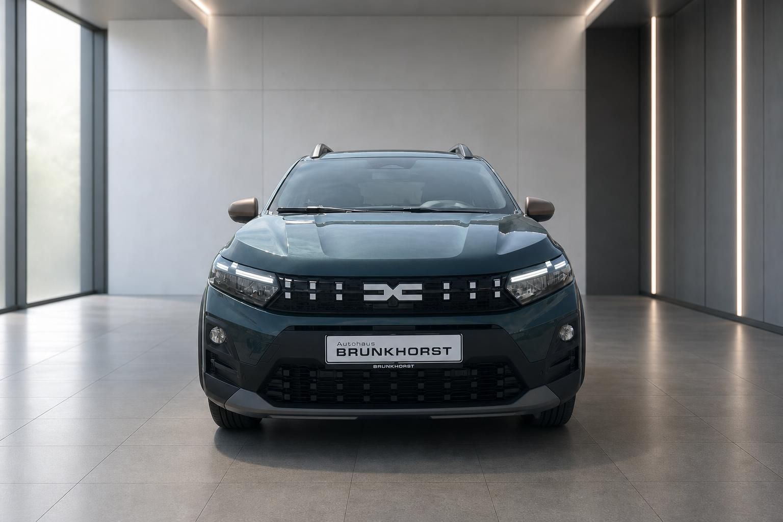 Dacia Sandero Stepway frontansicht grün metallic im modernen Autohaus Showroom