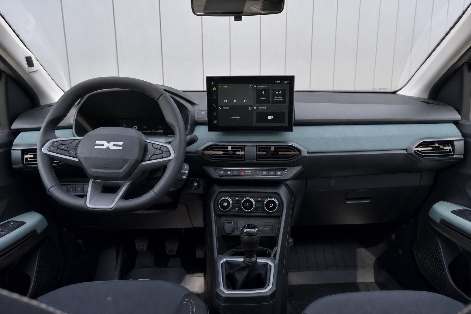 Dacia Cockpit Innenansicht mit Touchscreen Navigation Lenkrad und Mittelkonsole in blau grau