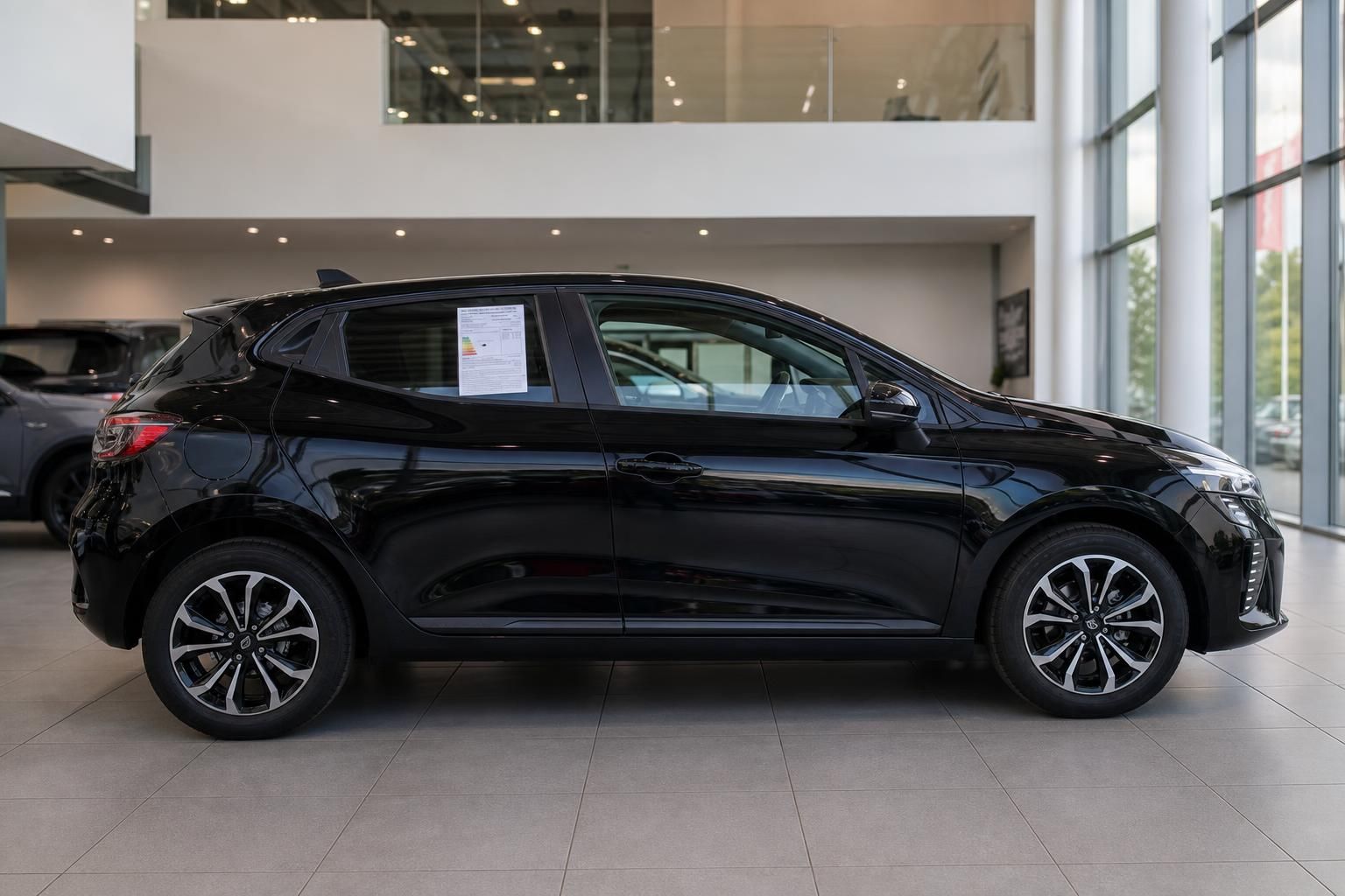 Renault Clio schwarz Seitenansicht beim Händler