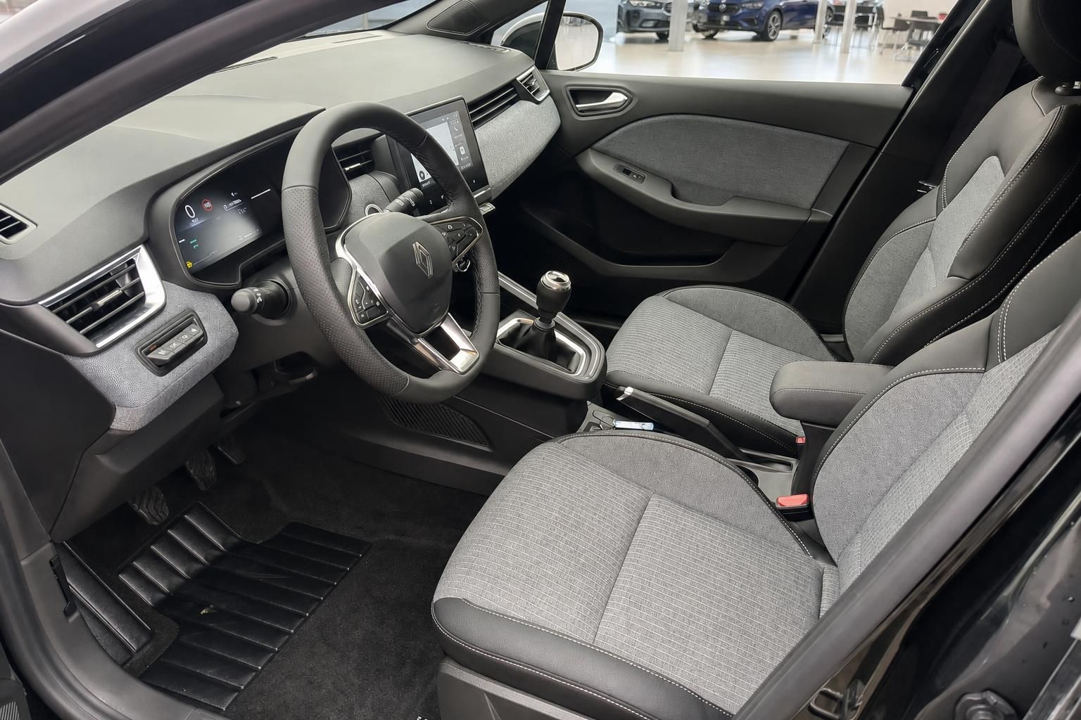 Renault Clio Innenraum mit Stoffsitzen und Cockpit