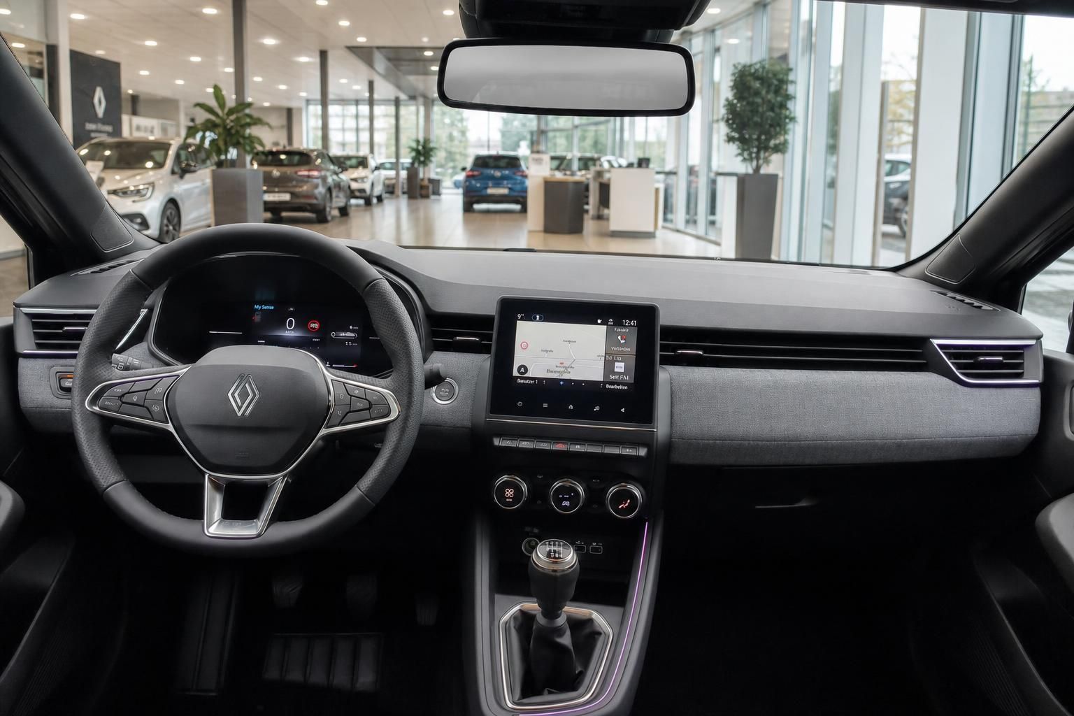 Renault Clio Cockpit mit Lenkrad und Navigationsdisplay