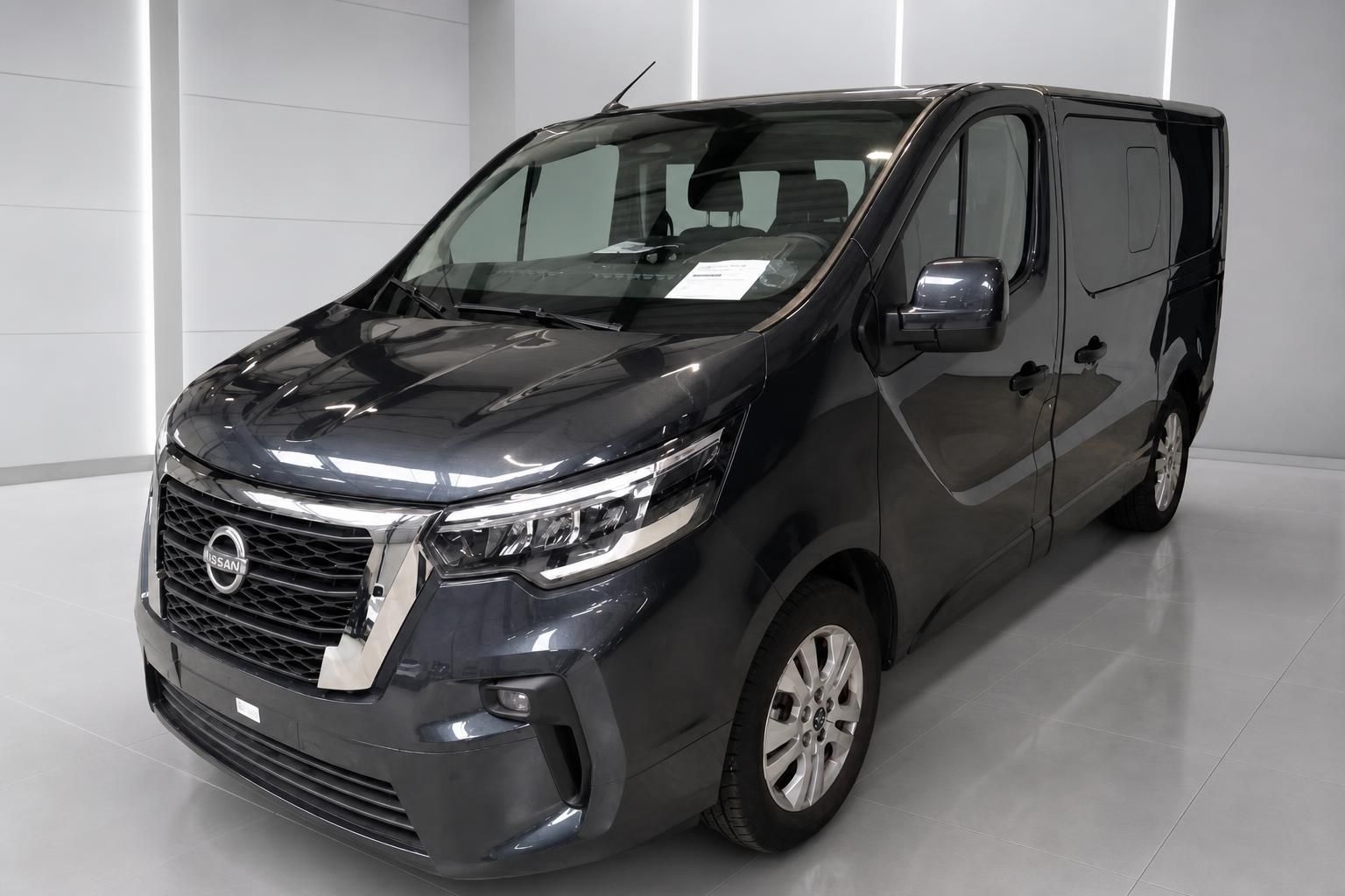 Nissan Primastar dunkelgrau, Frontansicht im Autohaus