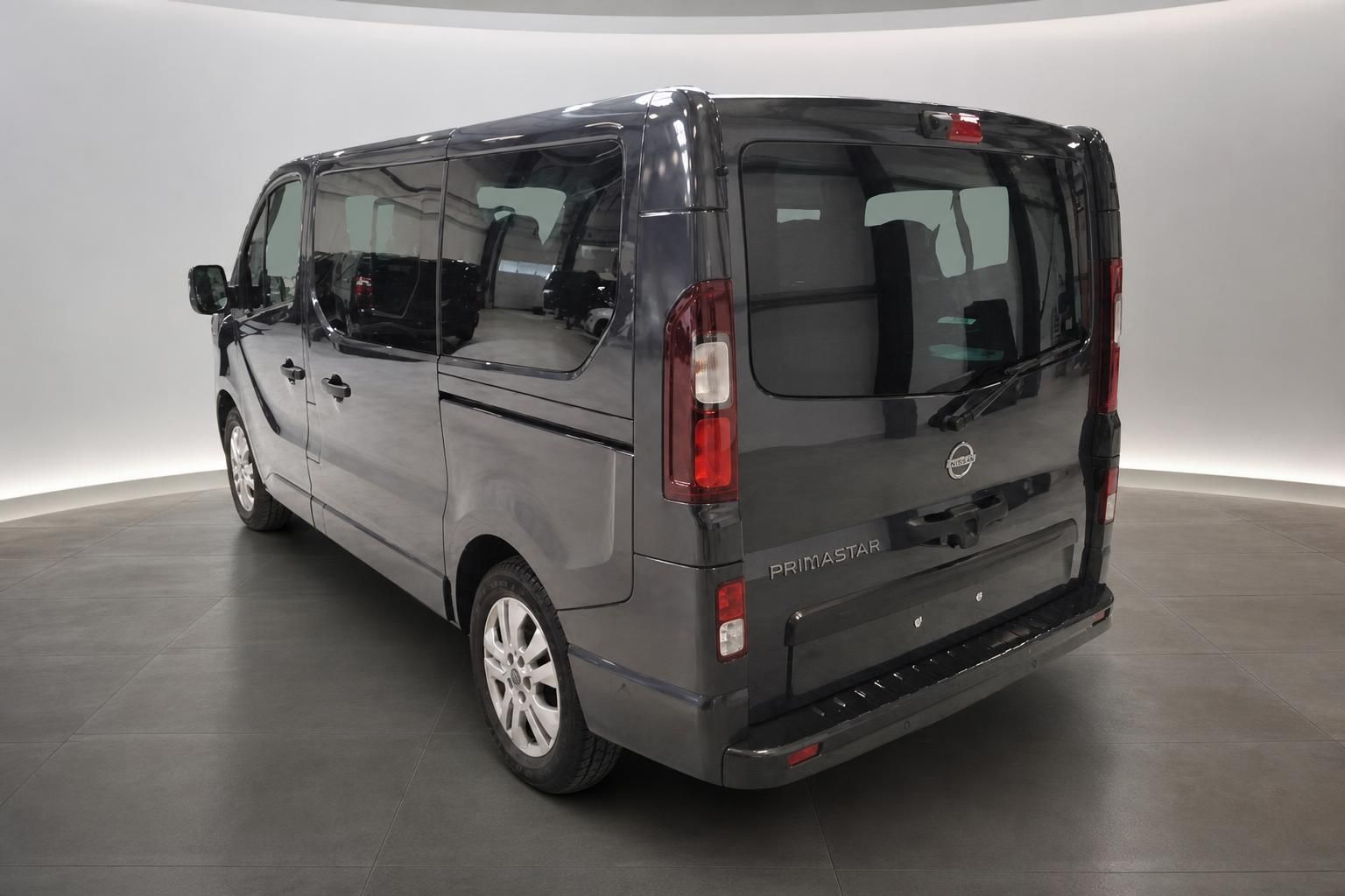 Nissan Primastar grau, Heckansicht schräg im Showroom