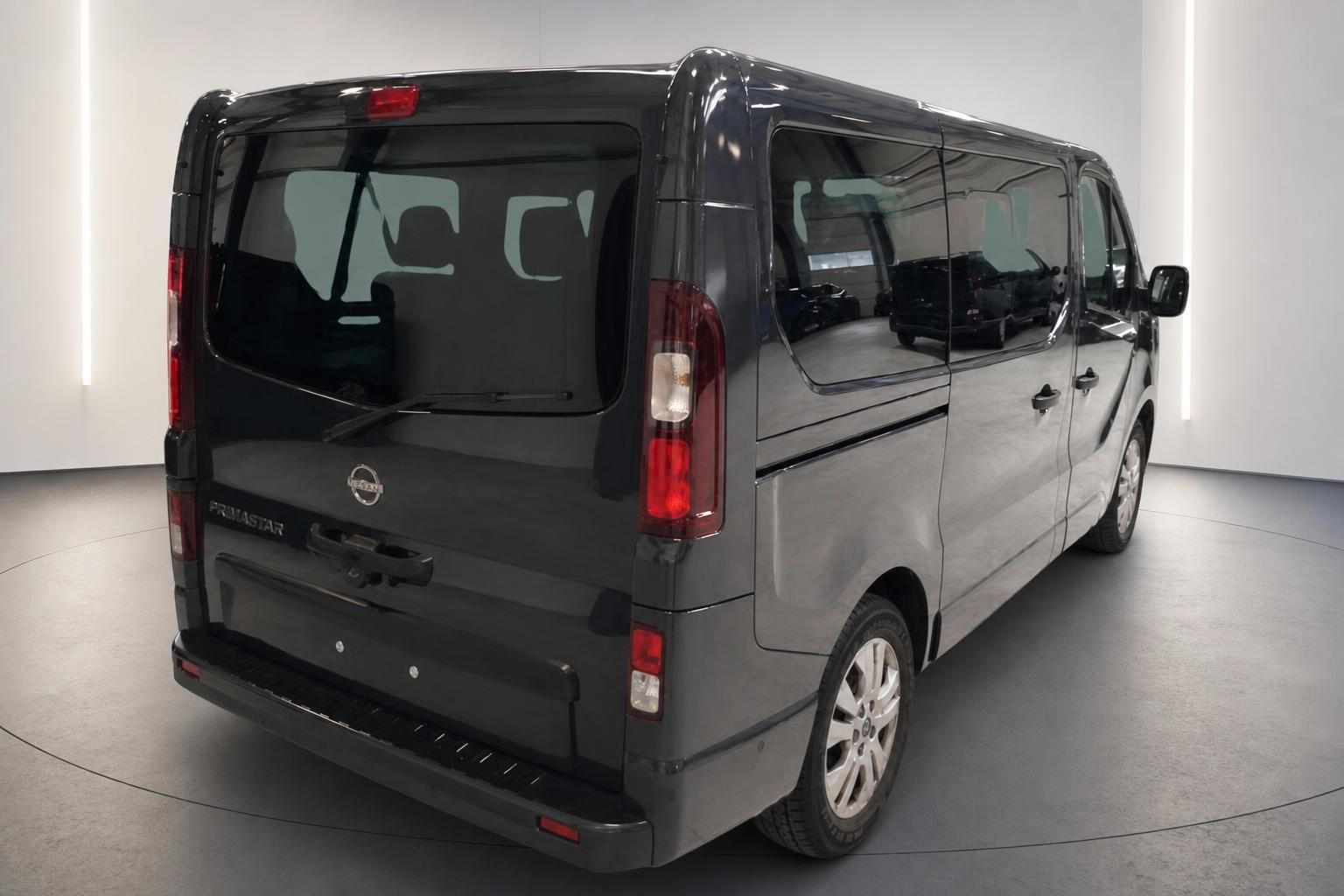 Nissan Primastar schwarz, Heckansicht im Ausstellungsraum