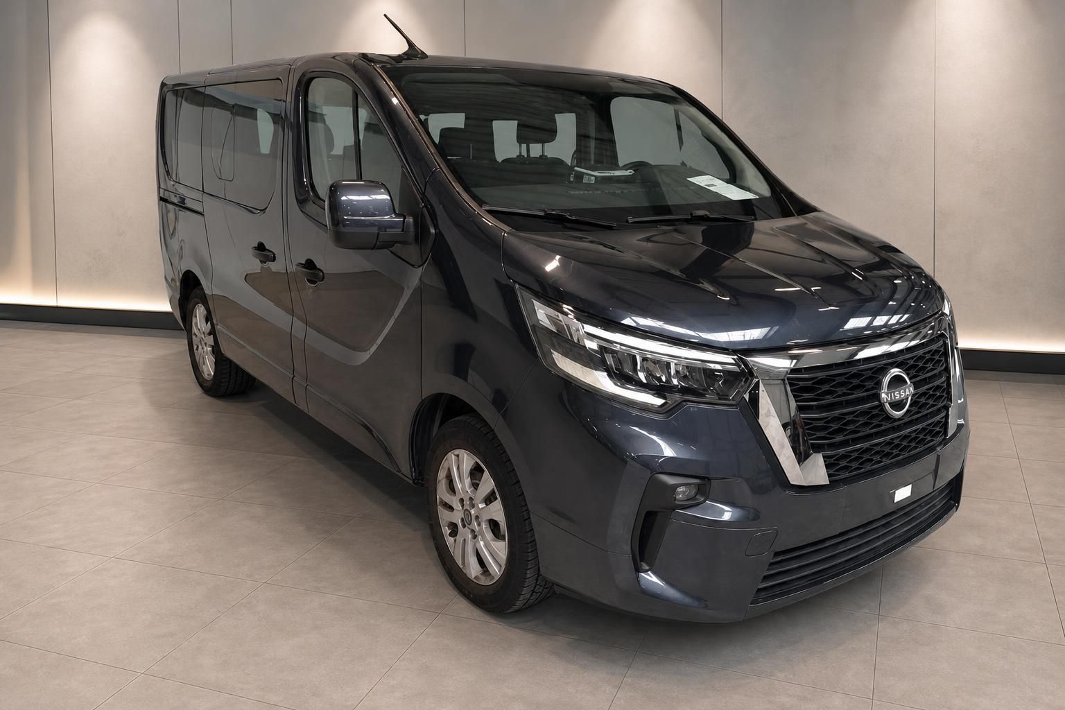 Nissan Primastar dunkelblau, Frontansicht schräg im Showroom