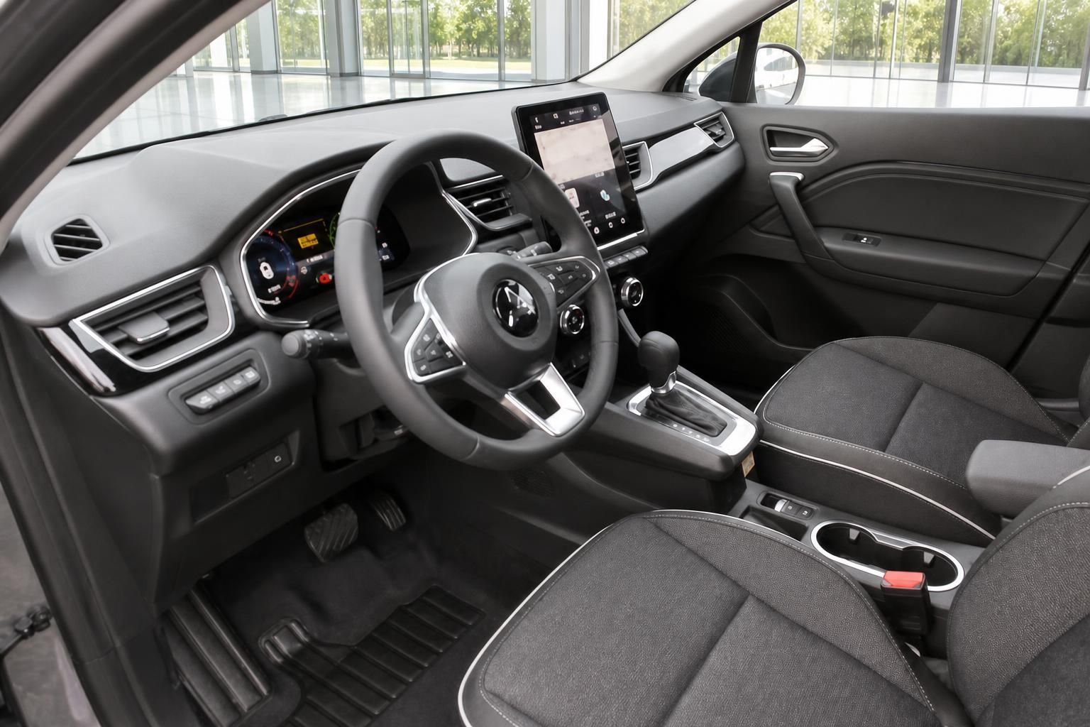 Cockpit und Armaturenbrett eines modernen Renault mit Touchscreen-Display