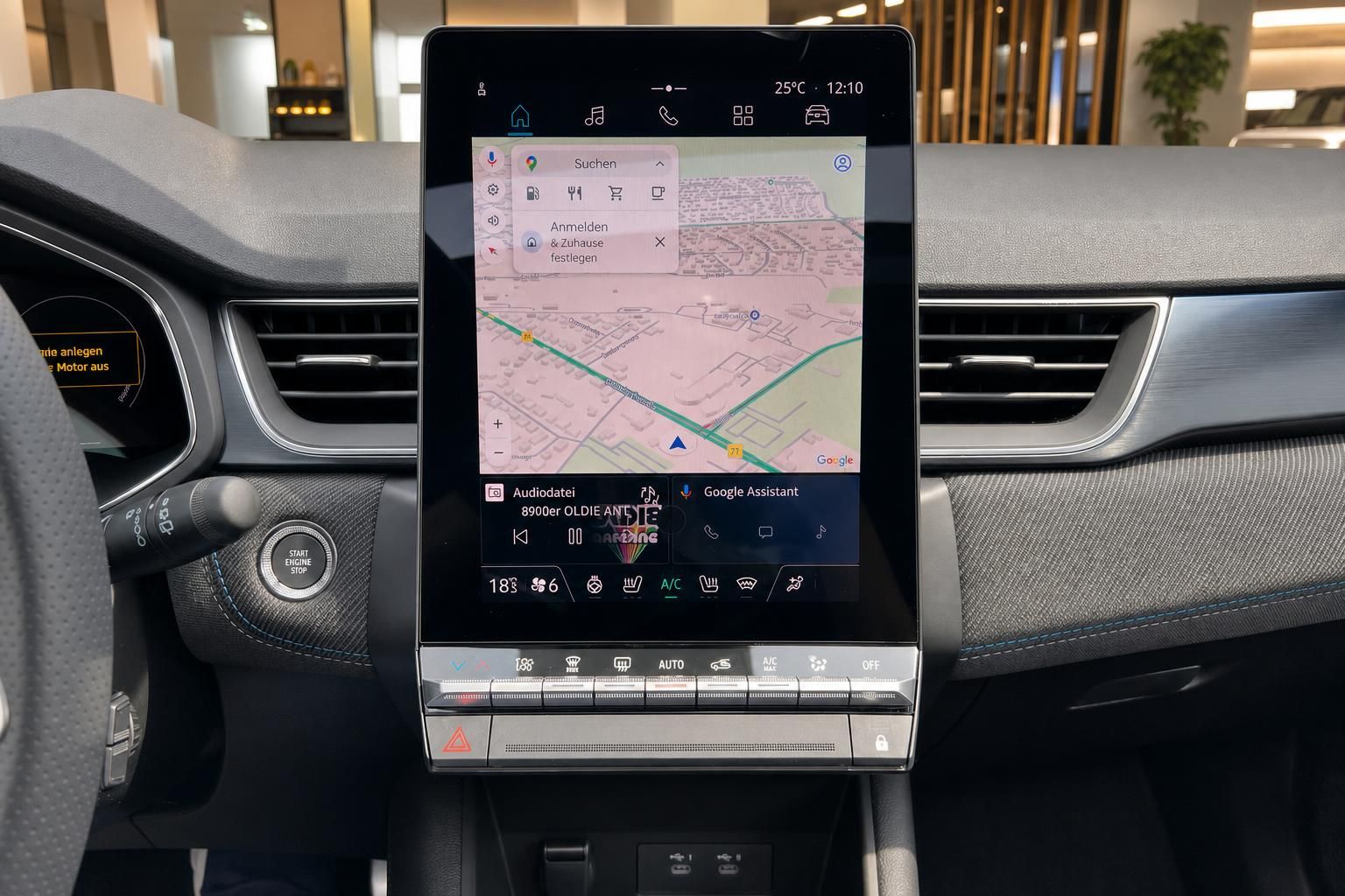 Renault Infotainment-System mit Navigationskarte und Multimedia-Funktionen im Fahrzeug-Cockpit