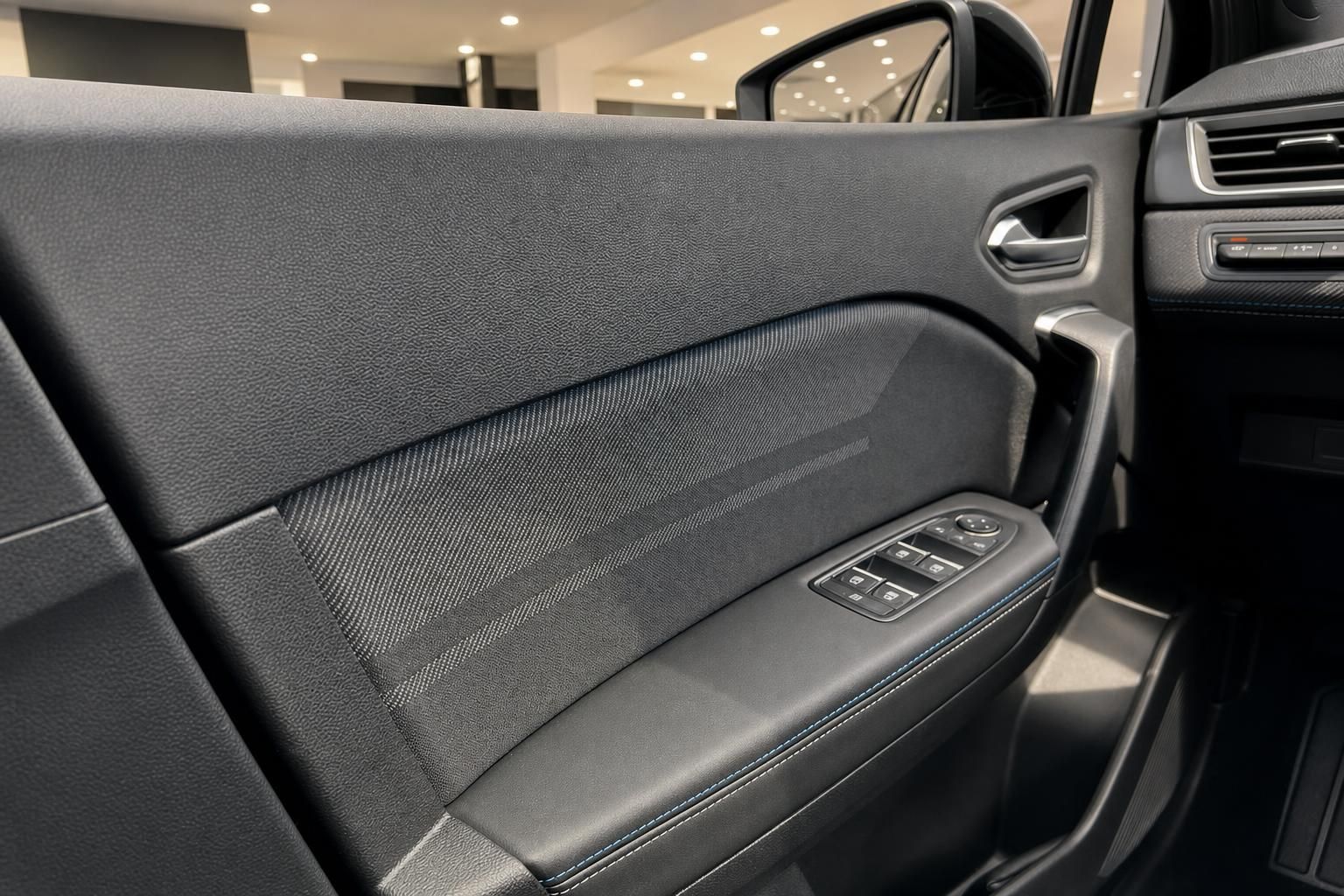 Renault Fahrertür-Innenverkleidung mit Fensterheber-Bedienung und schwarzer Leder-Optik