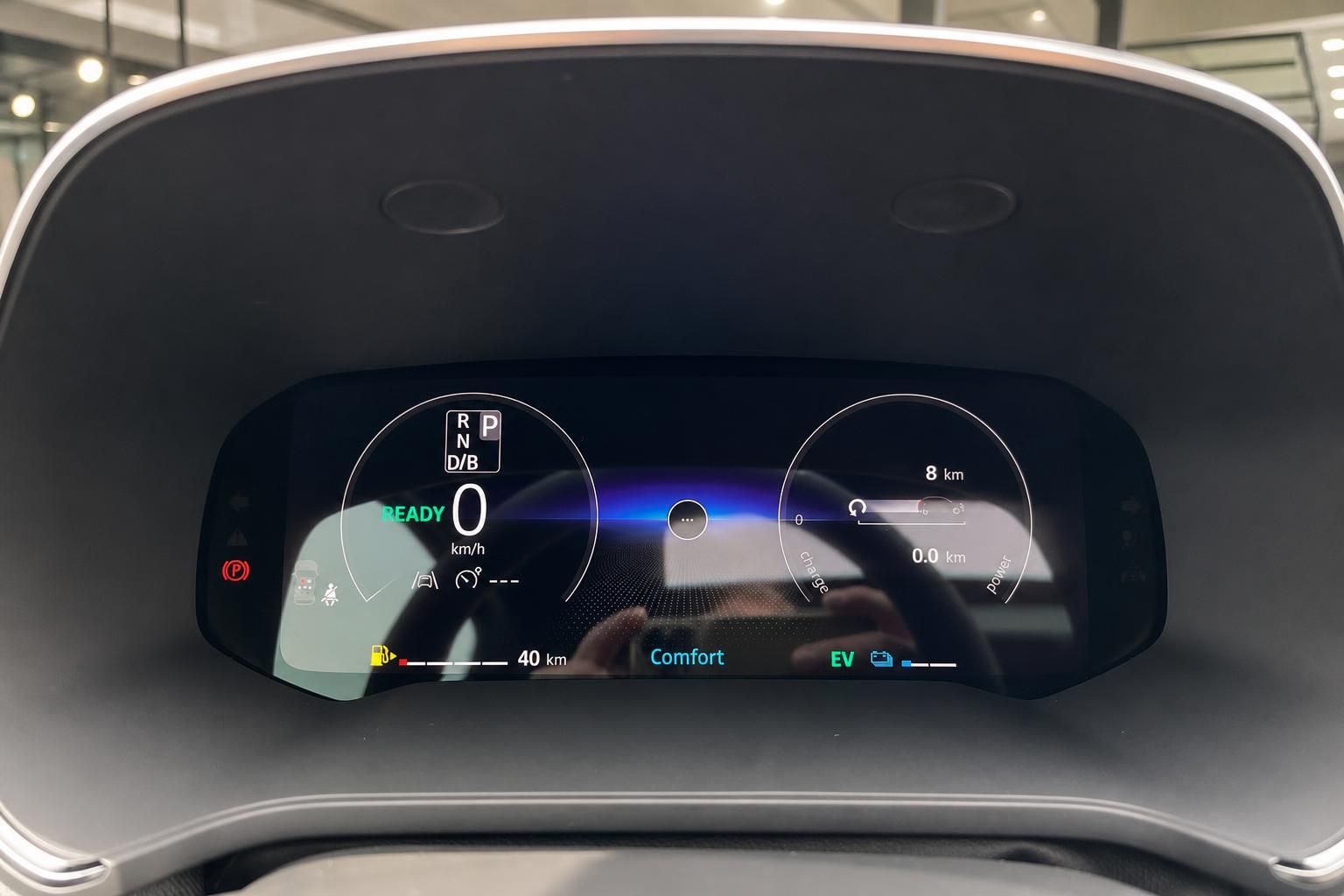 Digitales Armaturenbrett mit Kombiinstrument zeigt Geschwindigkeit, Reichweite und EV-Modus