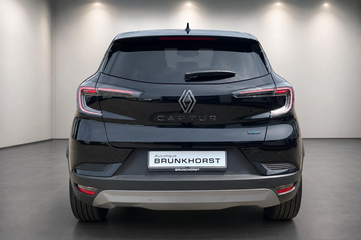 Renault Captur Heckansicht mit LED-Rücklichtern und Autohaus Brunkhorst Kennzeichenhalter