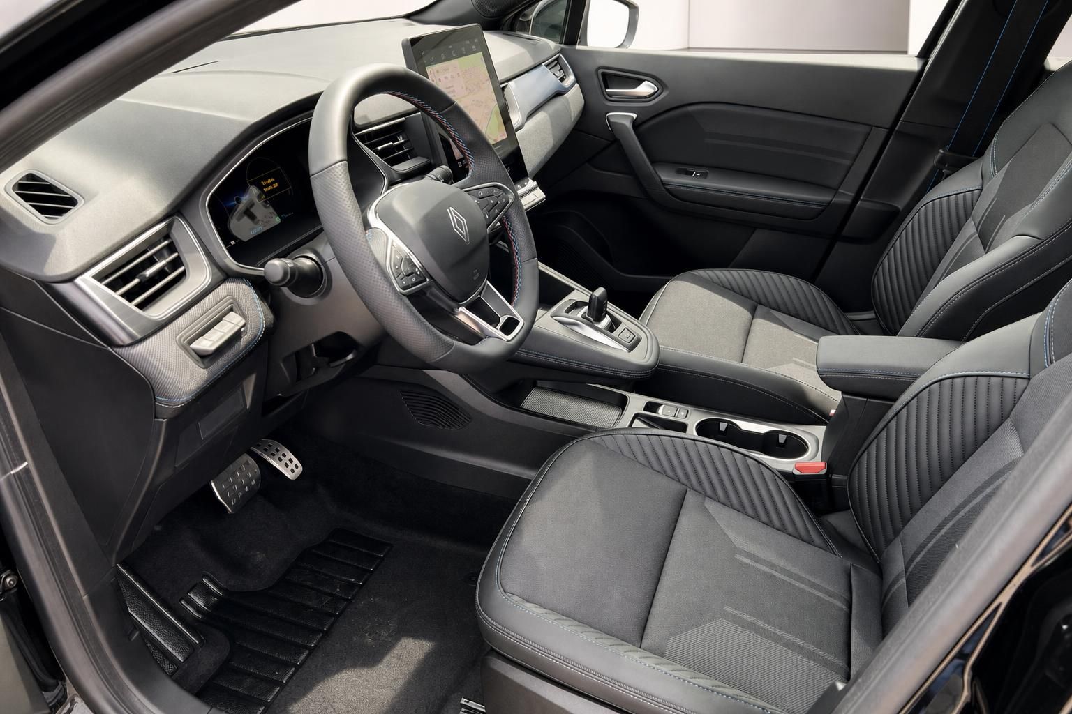 Renault Captur Innenraum mit Ledersitzen, Lenkrad und modernem Cockpit-Design in Grau-Schwarz