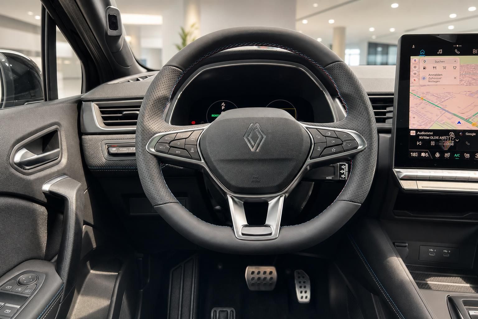 Renault Captur Armaturenbrett mit digitalem Display, Lenkrad und Navigationssystem im Innenraum