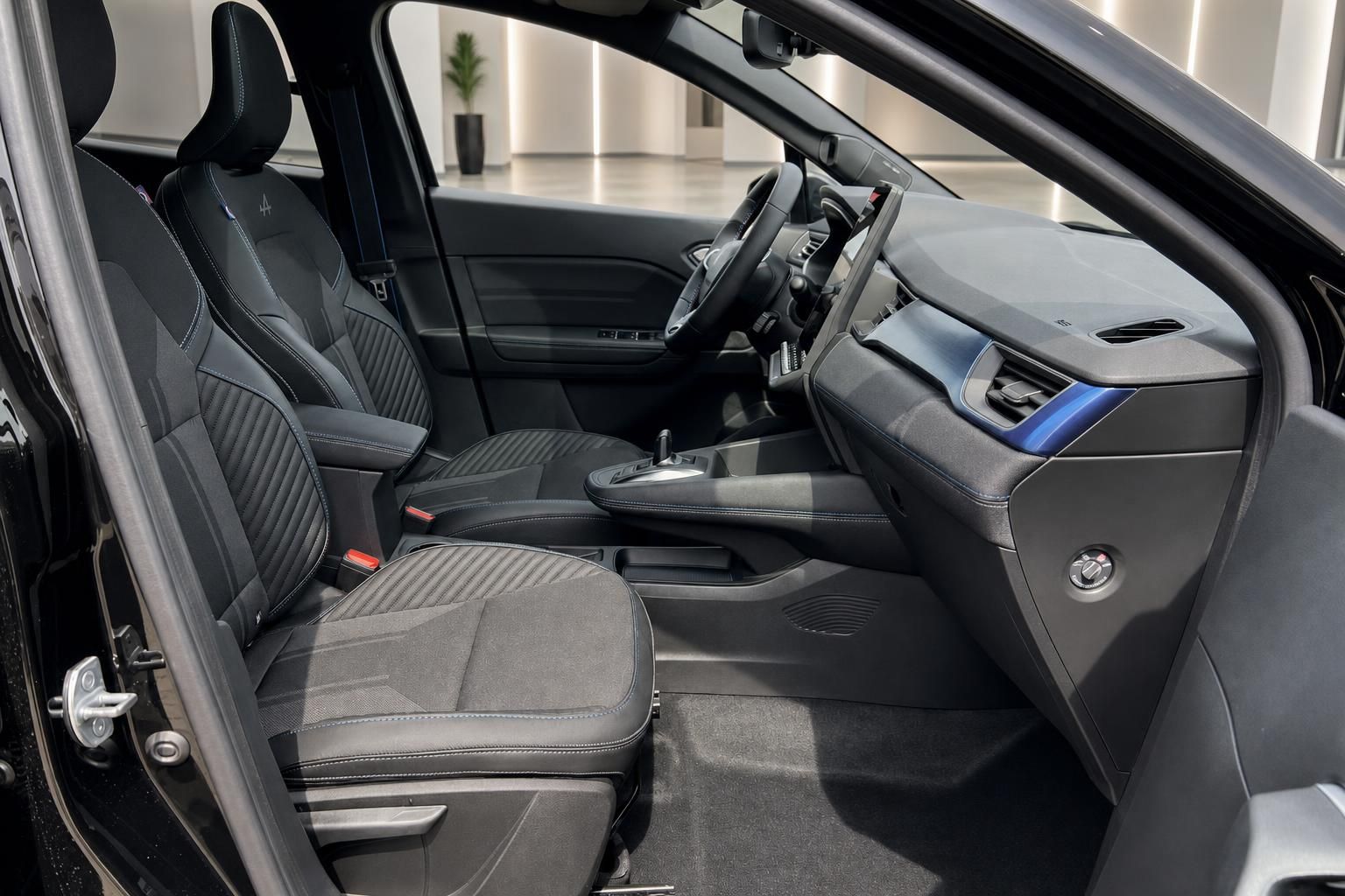 Renault Fahrzeuginnenraum mit schwarzen Sportsitzen und moderner Ausstattung in Seitenansicht