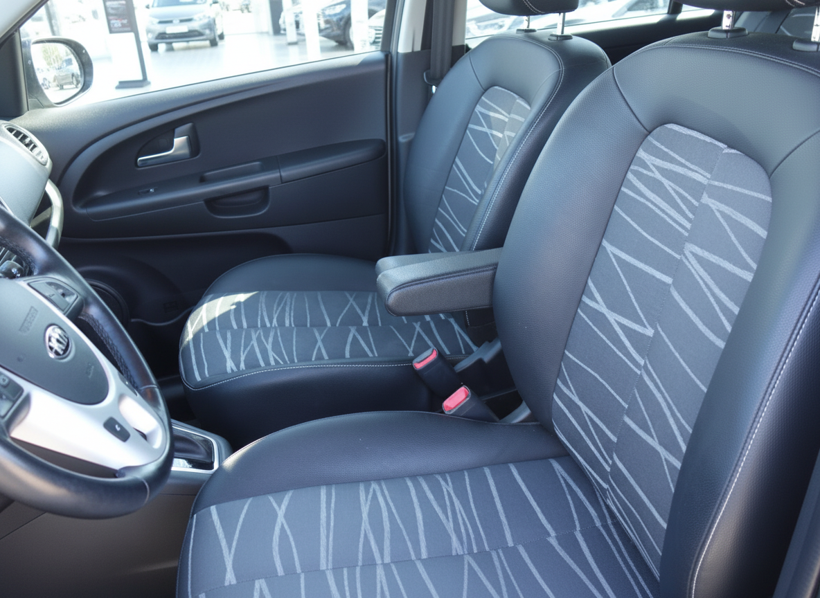 Kia Fahrzeuginnenraum mit schwarzen Ledersitzen und Zickzack-Muster, Mittelkonsole mit Armlehne