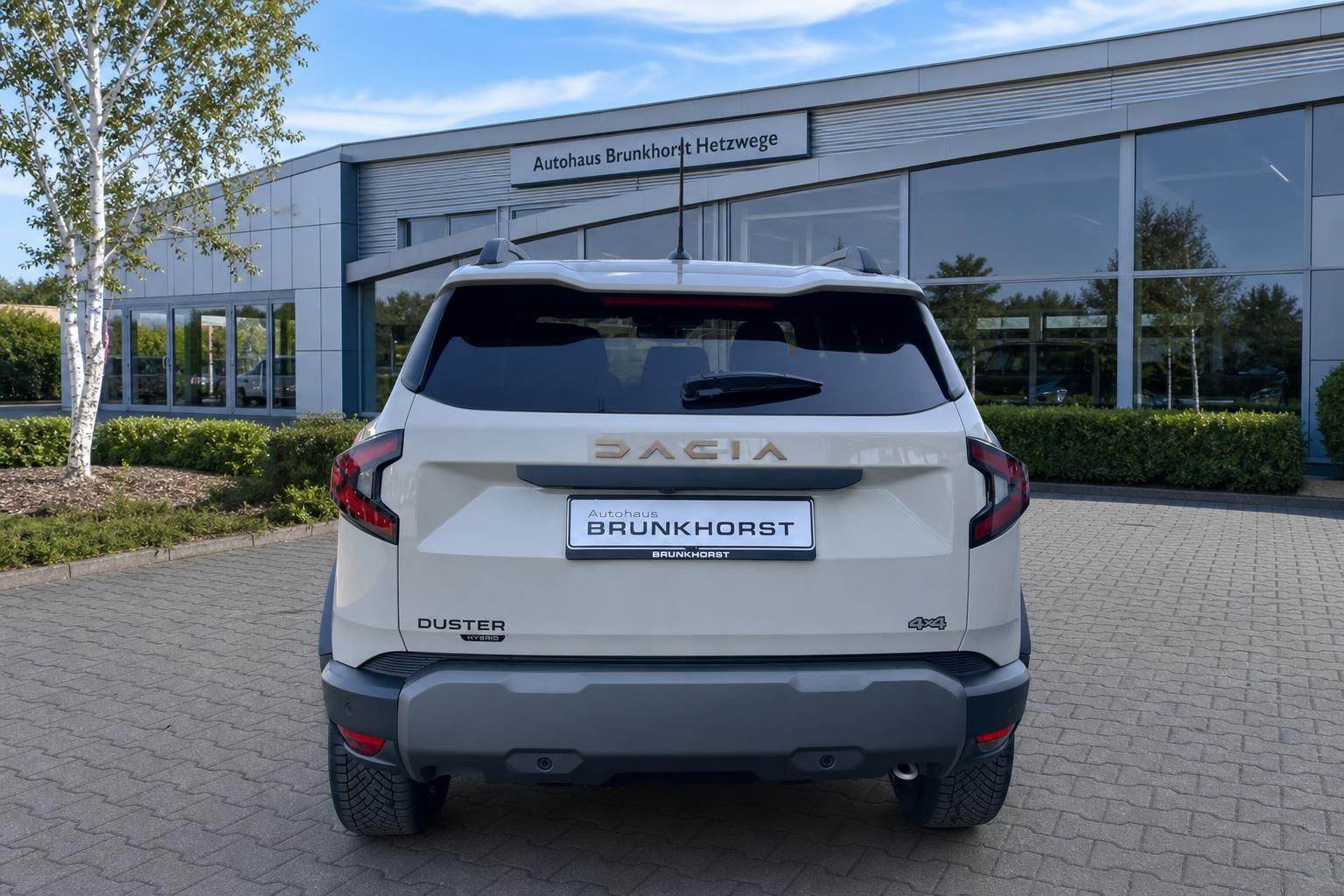 Weißer Dacia Duster Heckansicht vor Autohaus - SUV mit 4x4 Allradantrieb